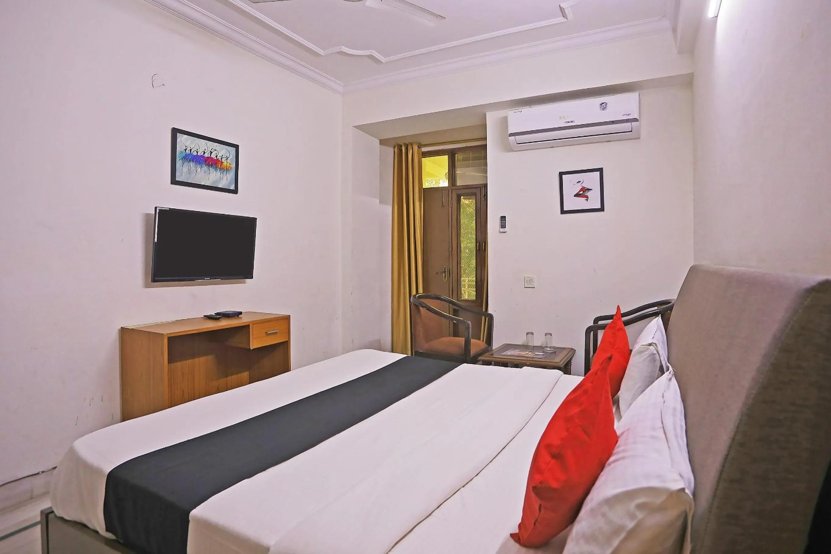 Facade/entrance, Bed in Collection O Royal Residency S30