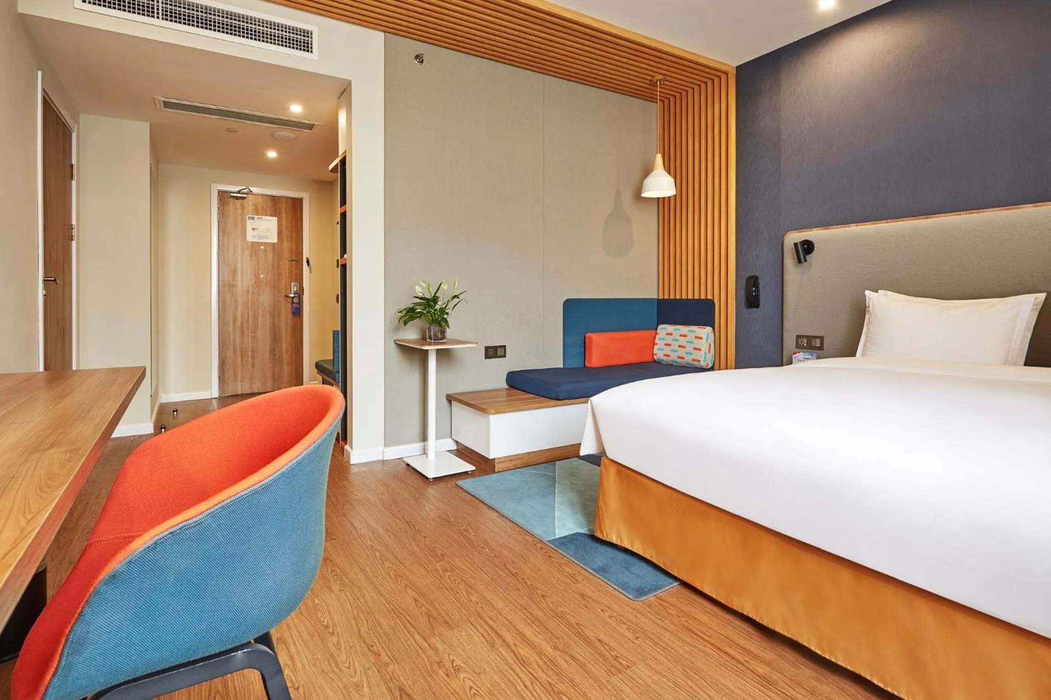 Photo of the whole room, Bed in Holiday Inn Express Nanjing Xuanwu Lake by IHG