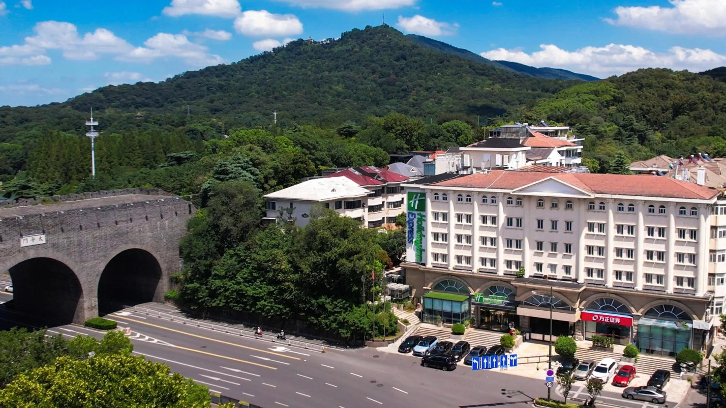 Property building in Holiday Inn Express Nanjing Xuanwu Lake by IHG