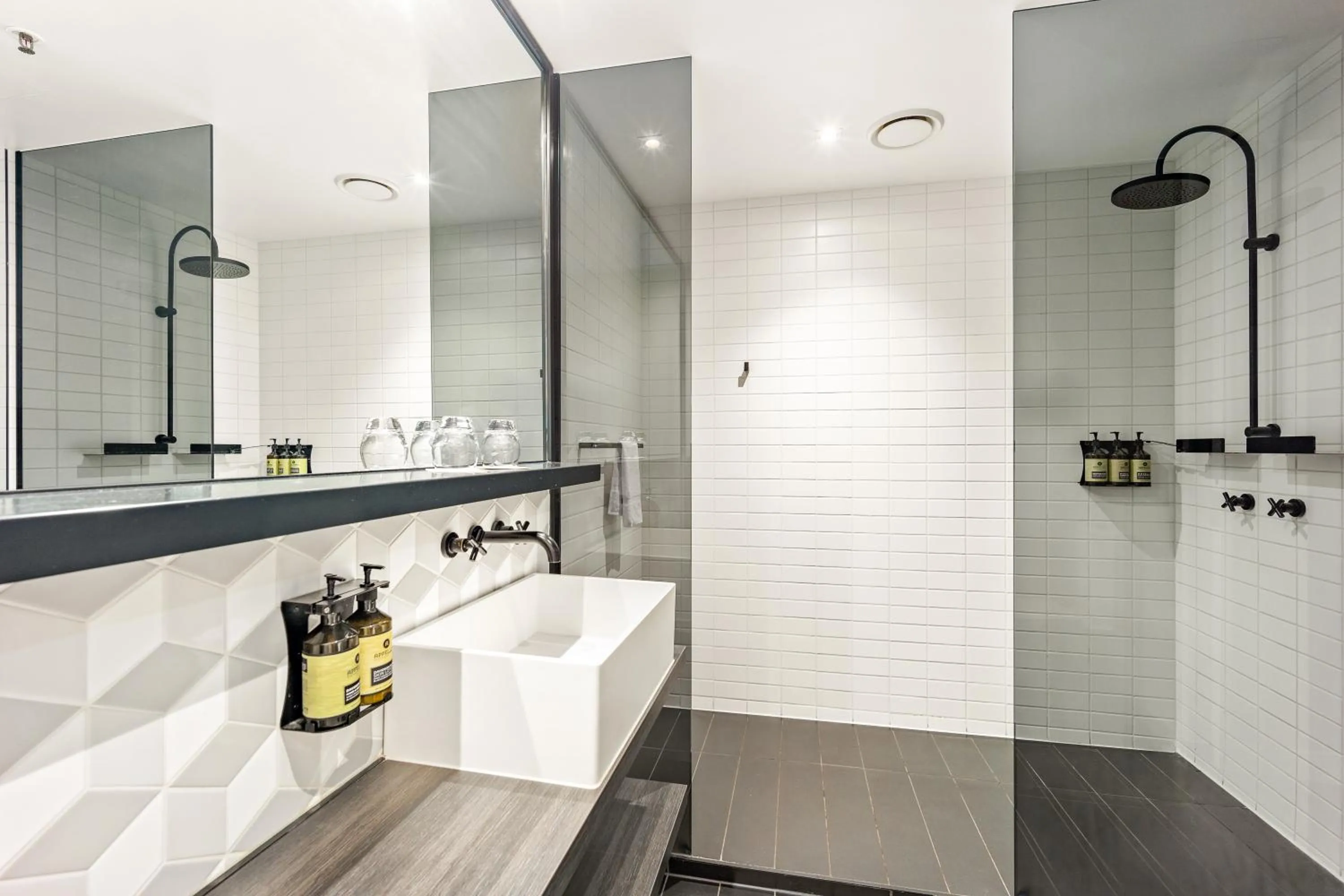 Shower in Peppers Docklands