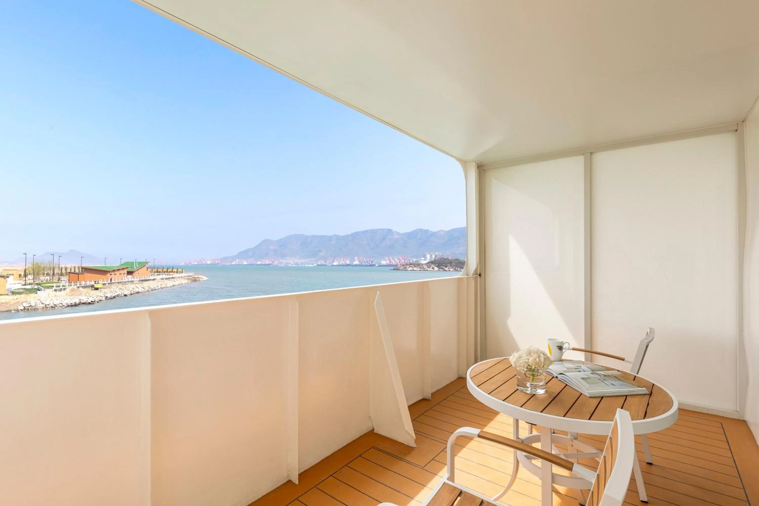 Photo of the whole room in voco Lianyungang Haizhou Bay by IHG