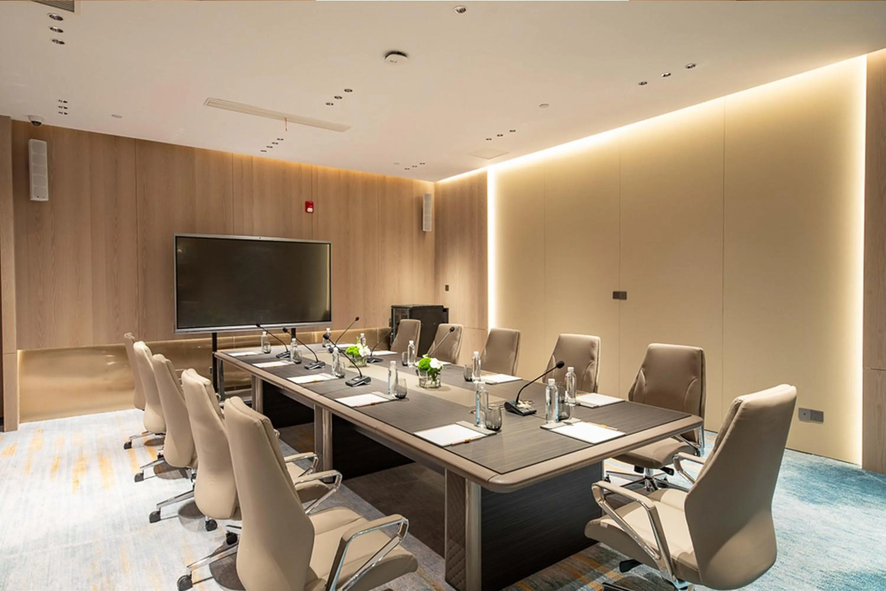 Meeting/conference room in voco Lianyungang Haizhou Bay by IHG