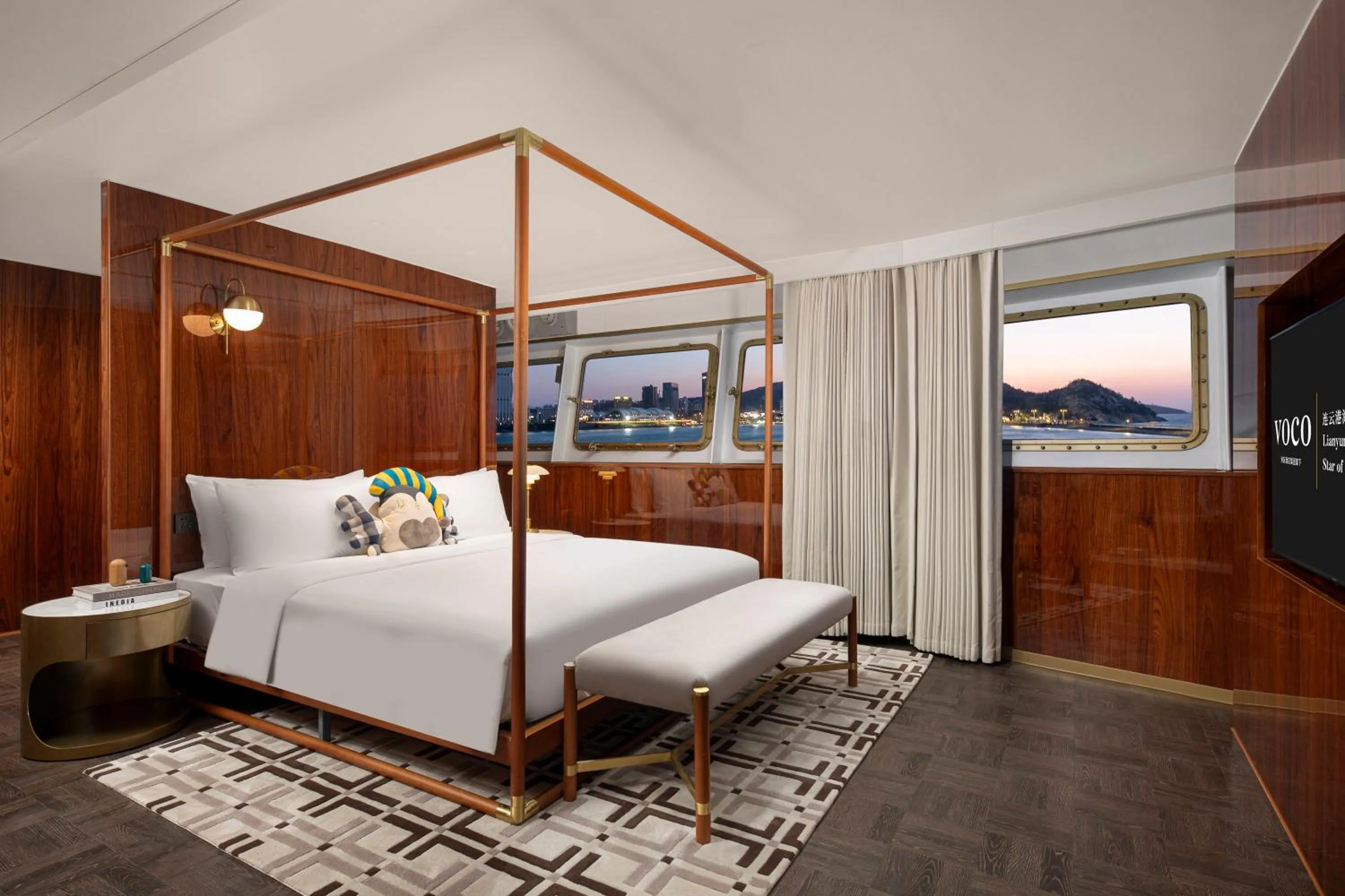 Photo of the whole room, Bed in voco Lianyungang Haizhou Bay by IHG