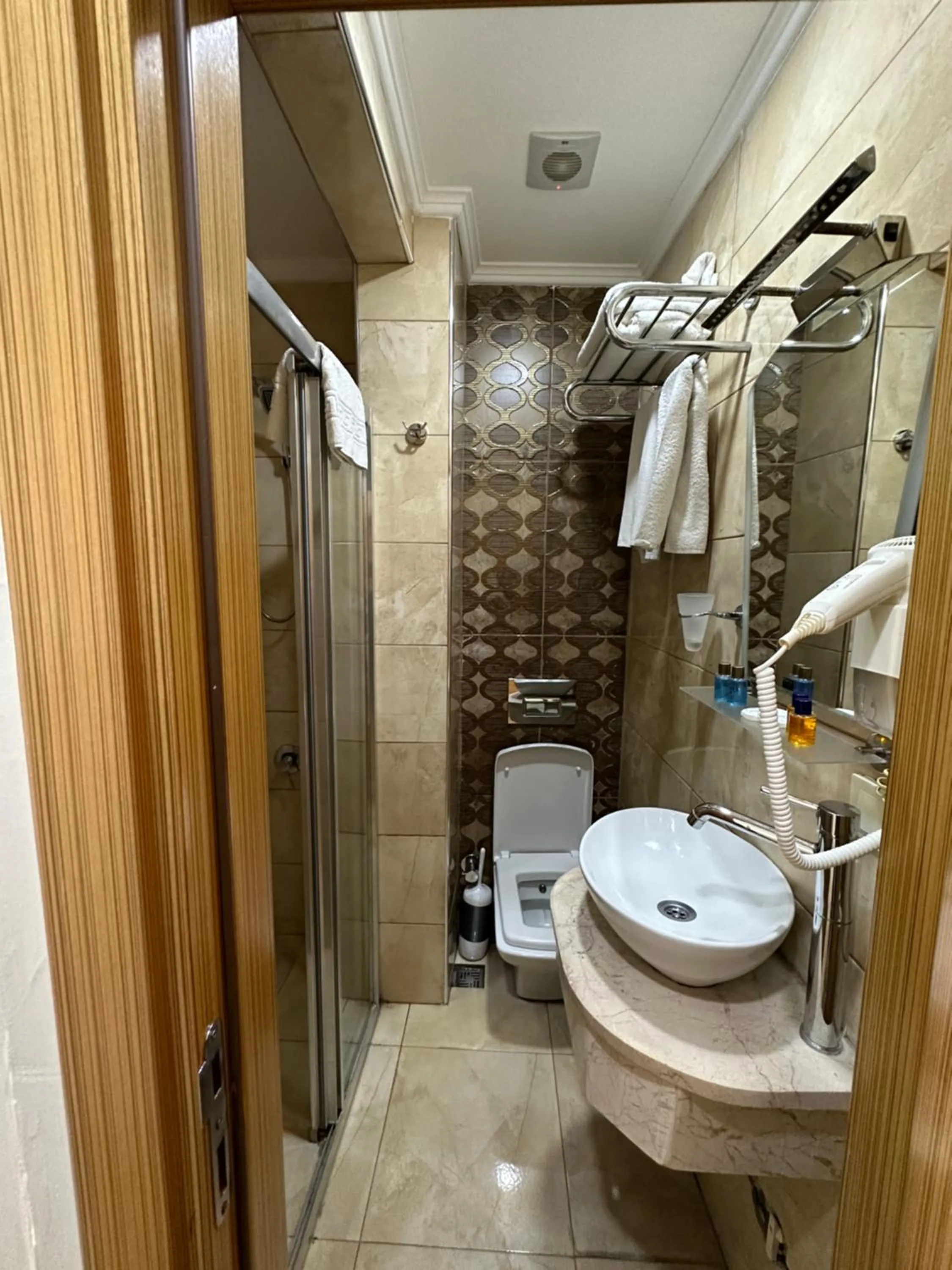 Shower in Ethnica Hotel Old City