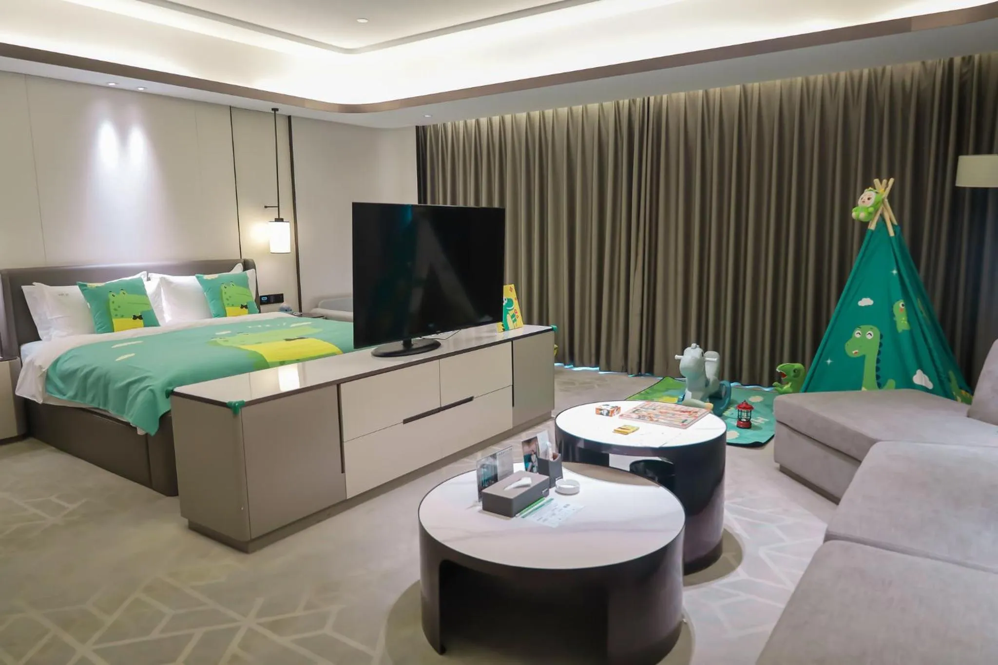 Photo of the whole room, Bed in Holiday Inn Ningde Dijing by IHG