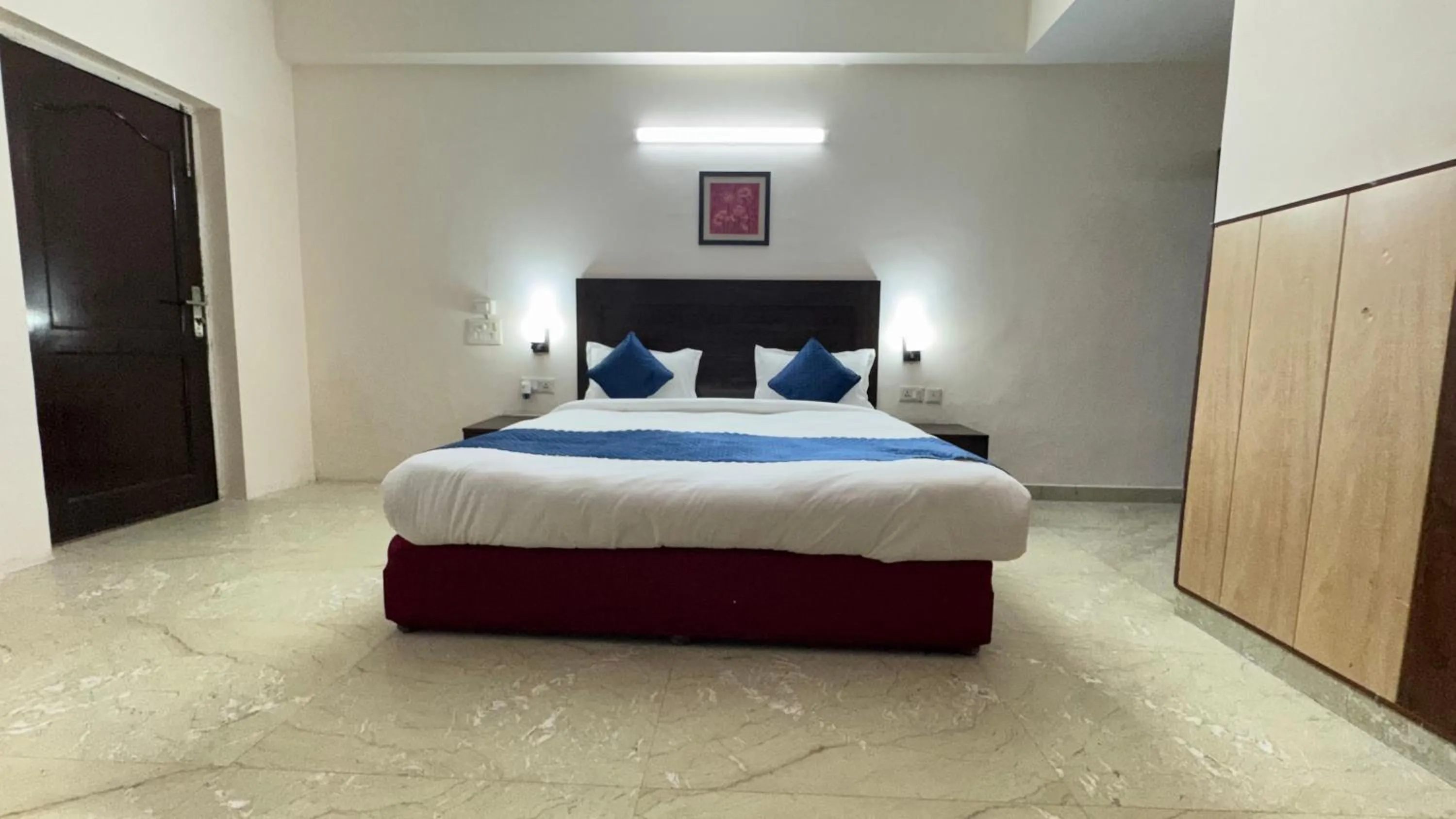 Bed in HOTEL JASHN INN Near Apollo Hospital