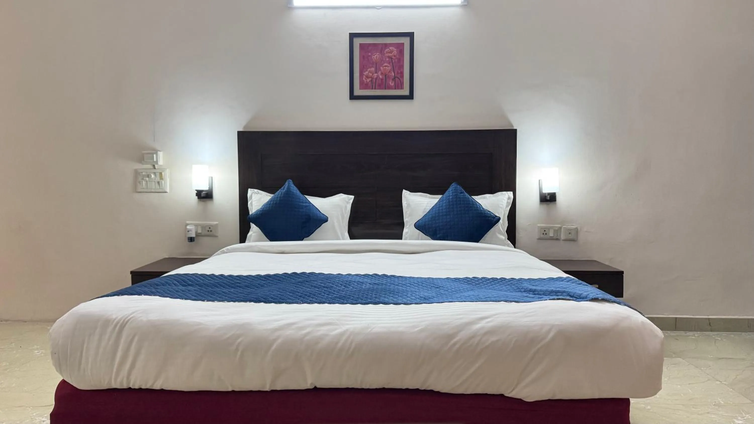 Bed in HOTEL JASHN INN Near Apollo Hospital