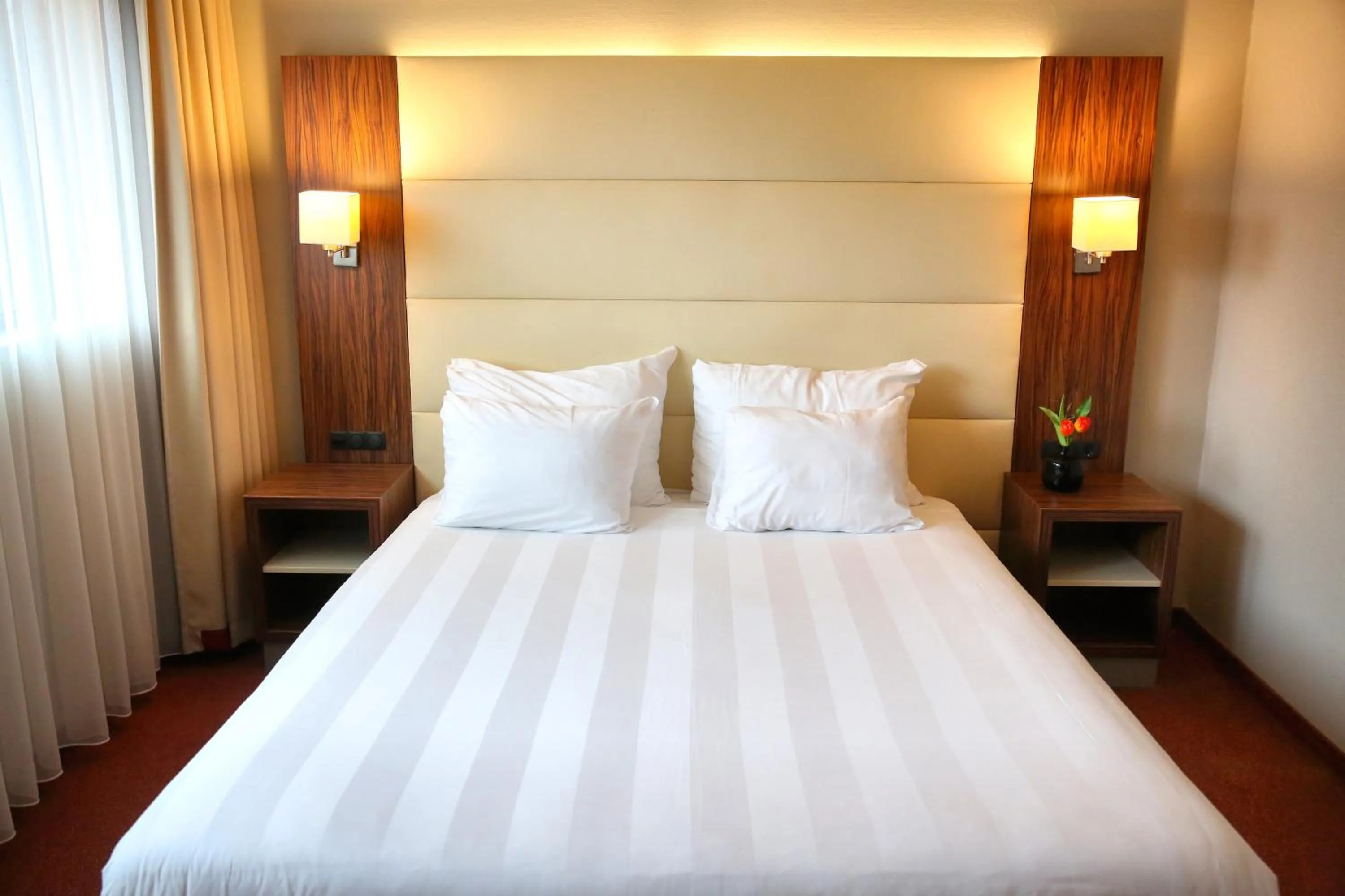 Bedroom, Bed in Van der Valk Hotel Rotterdam - Blijdorp