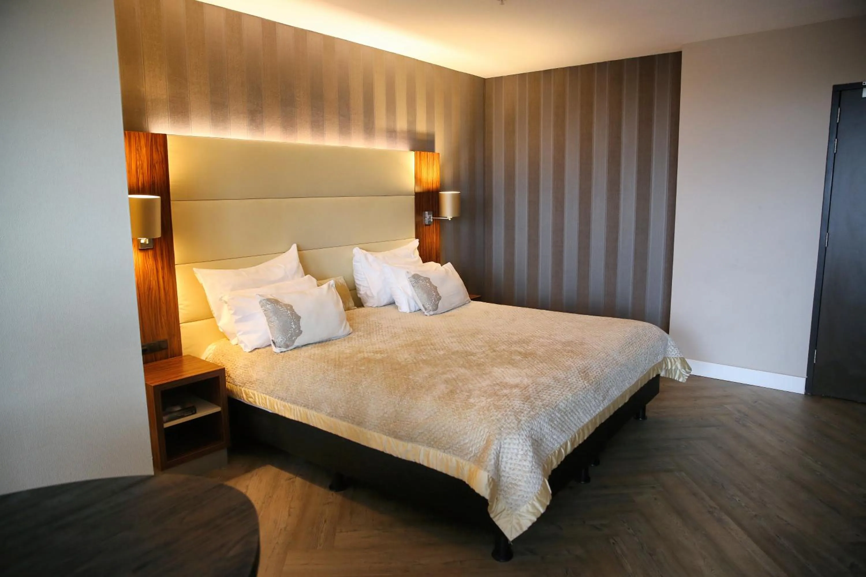 Bedroom, Bed in Van der Valk Hotel Rotterdam - Blijdorp
