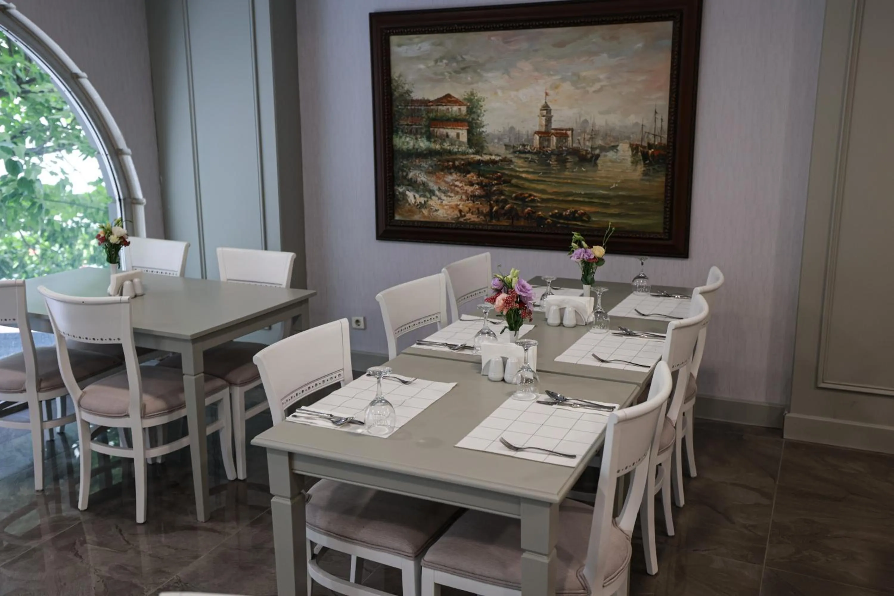 Restaurant/places to eat in Nova Plaza Orion Hotel