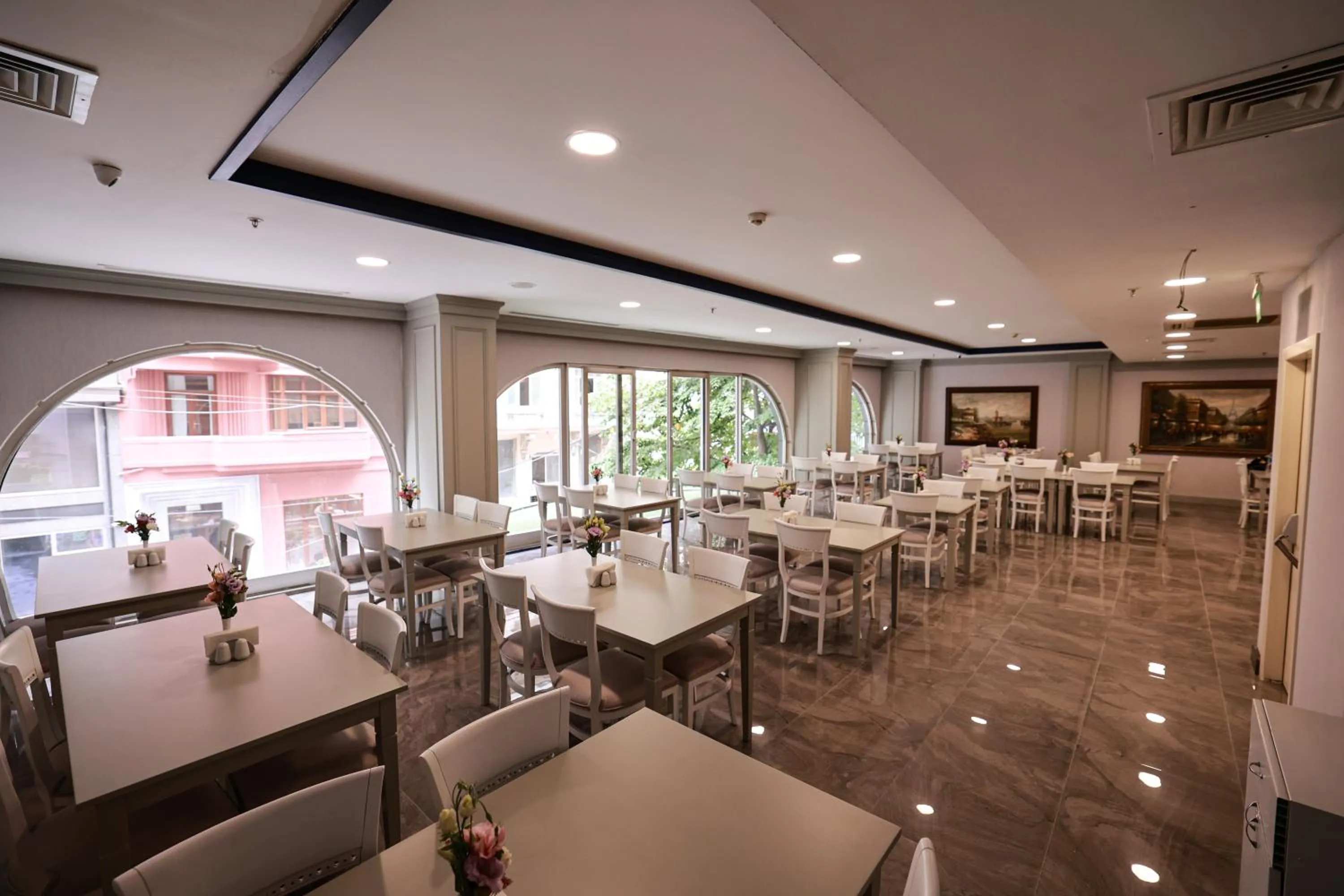 Restaurant/places to eat in Nova Plaza Orion Hotel