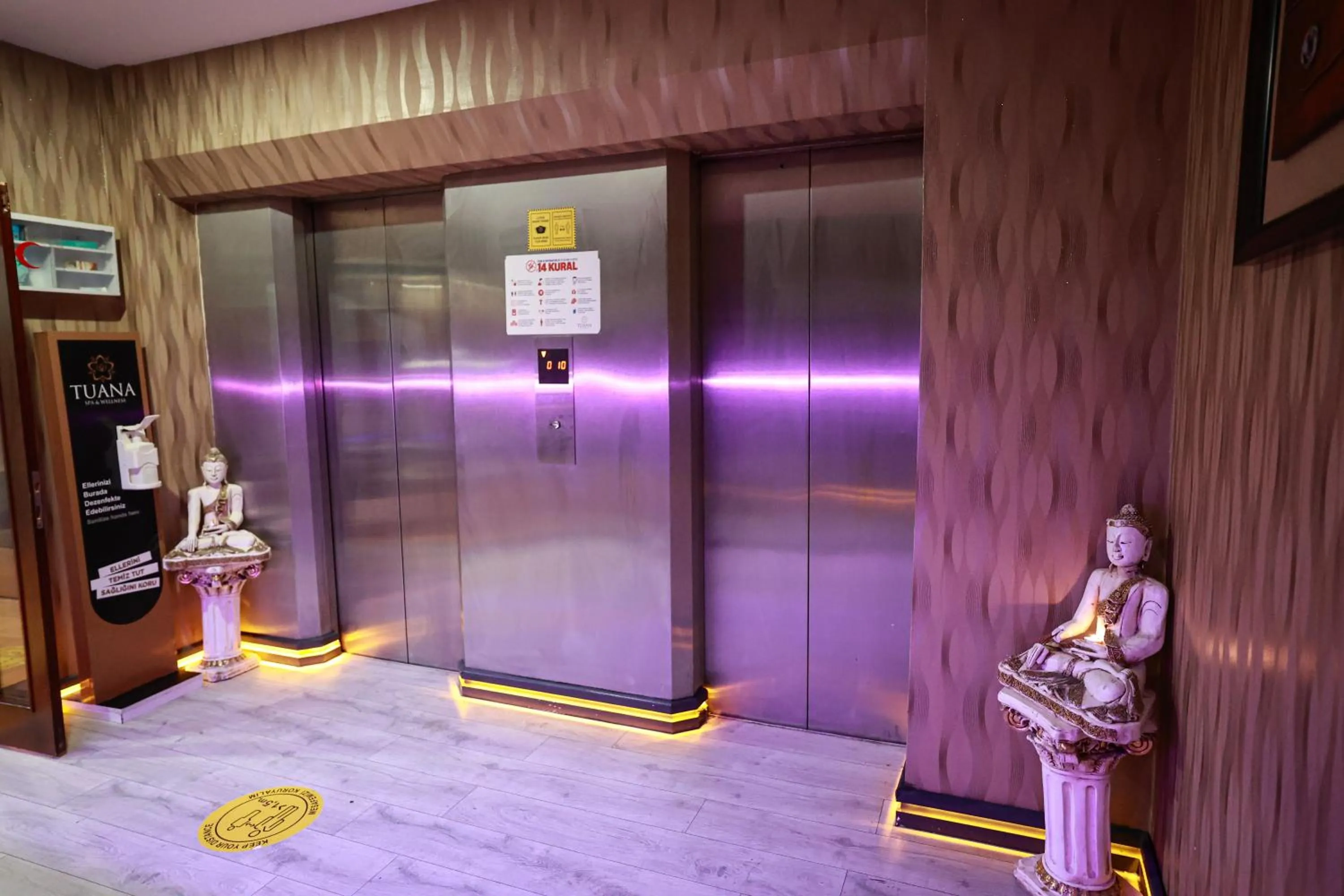 elevator in Nova Plaza Orion Hotel