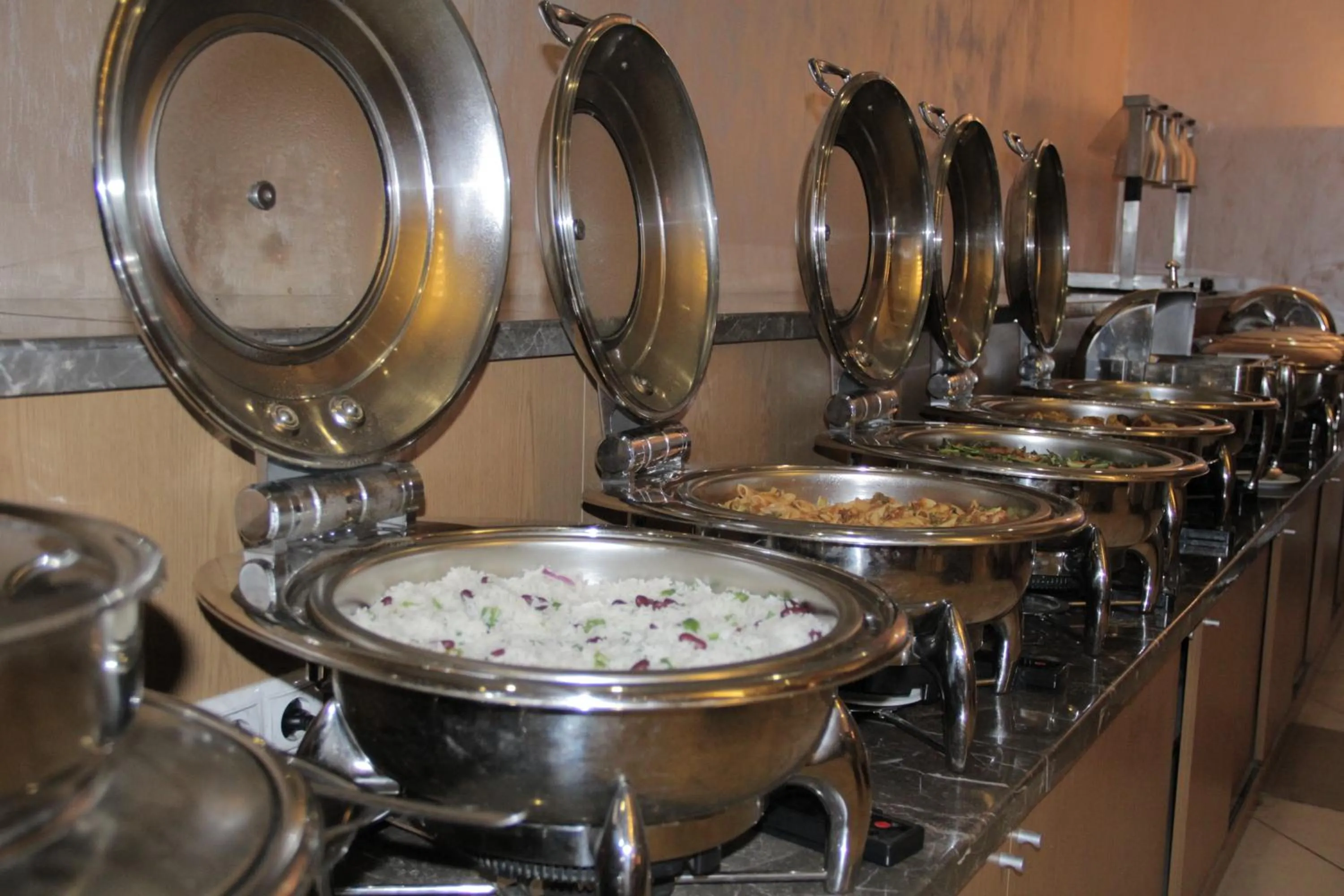 Restaurant/places to eat in Momona Hotel