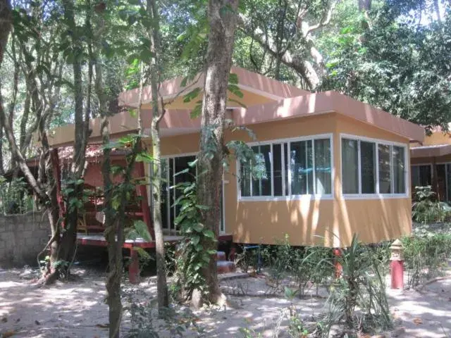 Deluxe Bungalow in JJ Beach Resort & JJ Seafood Deluxe Bungalow in JJ Beach Resort & JJ Seafood