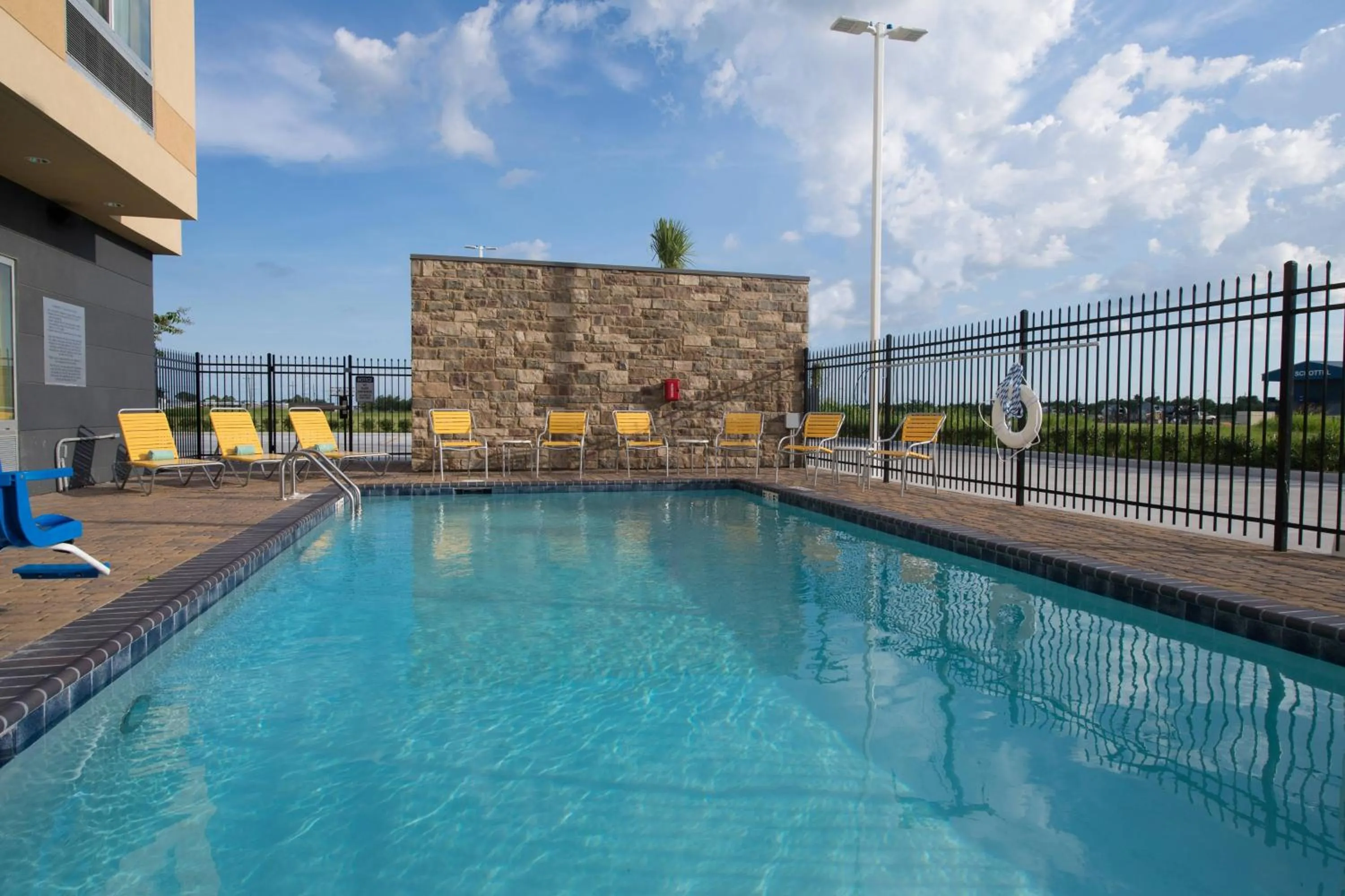 Swimming pool in Fairfield Inn & Suites by Marriott Houma Southeast