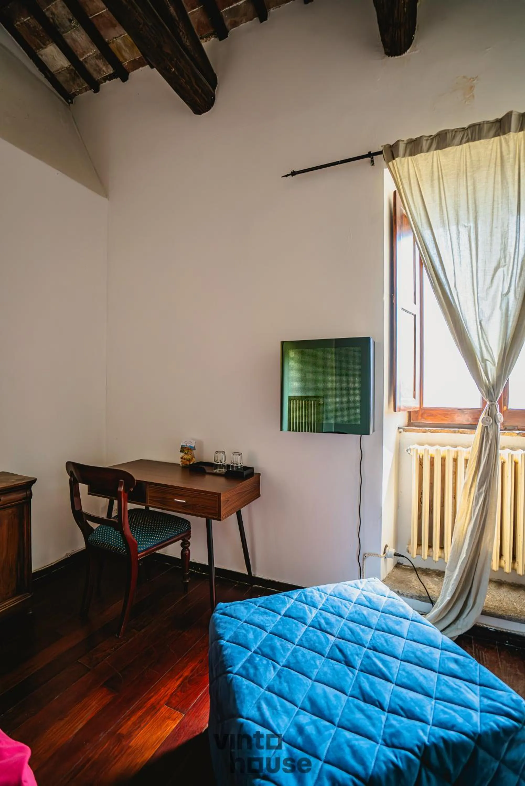 Photo of the whole room, Bed in Libera Mente Civita