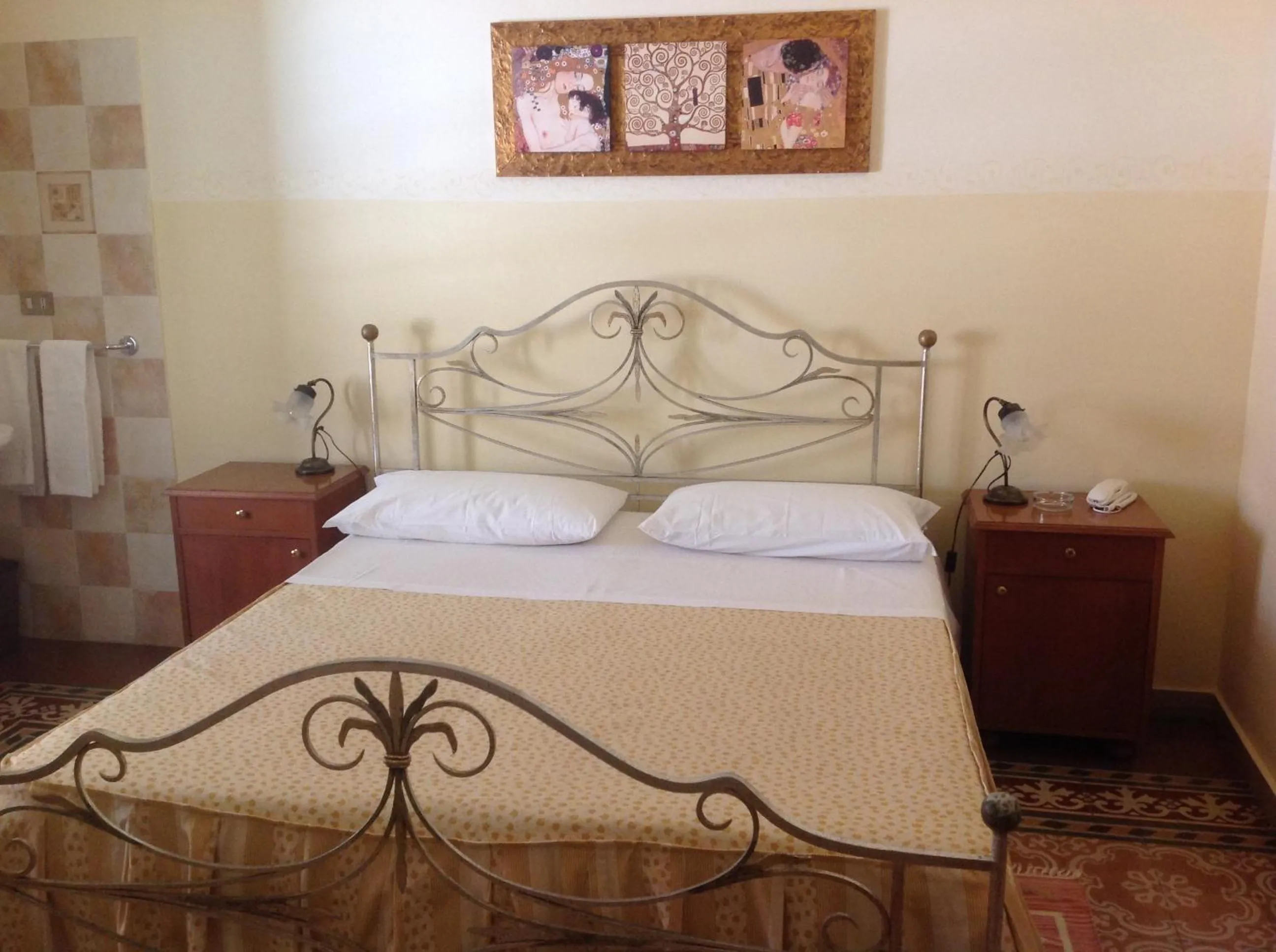 Photo of the whole room, Bed in Albergo Cavour