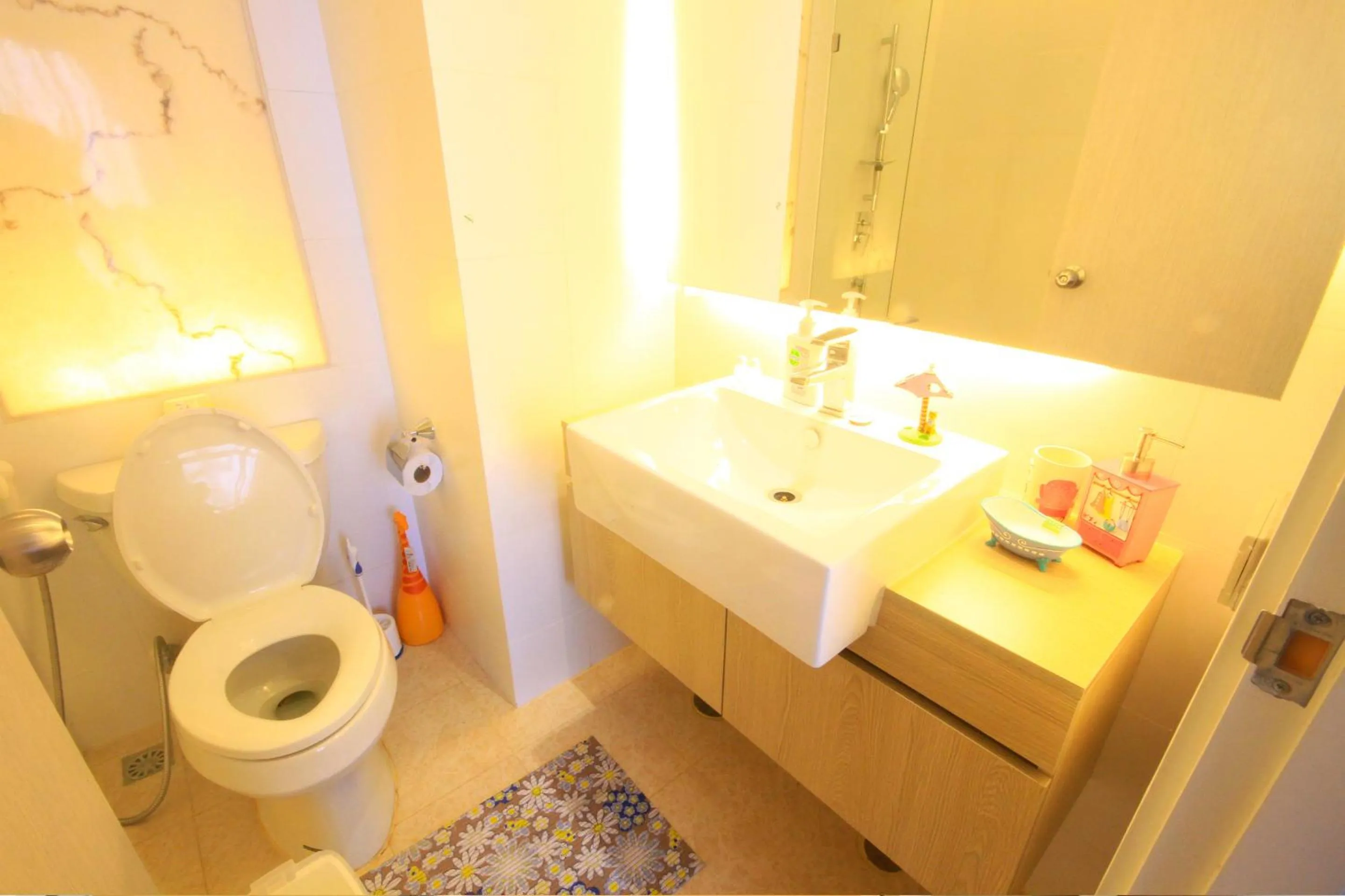 Toilet in Atlantis Condo & Water Park Pattaya By the Sea