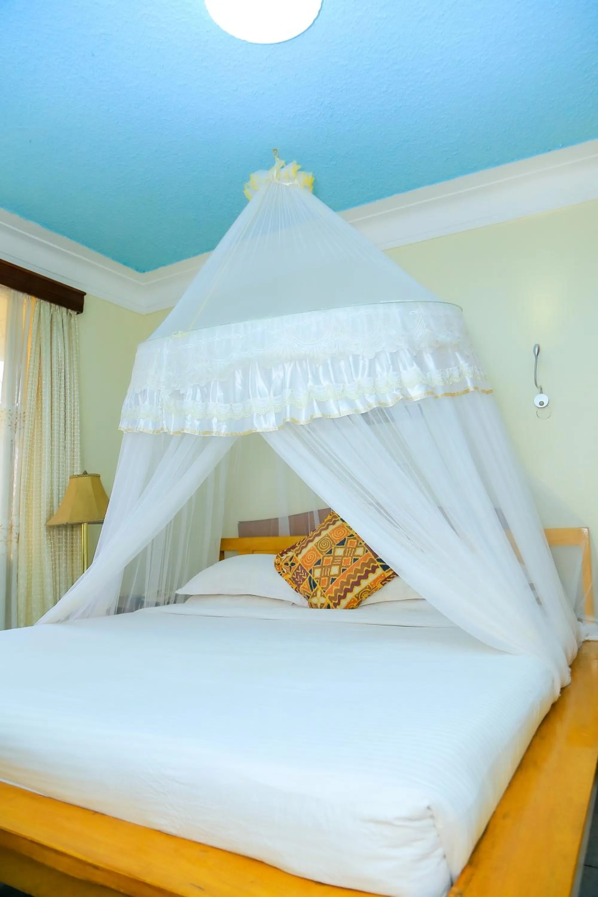 Bed in Shangri-la Hotel Muyenga