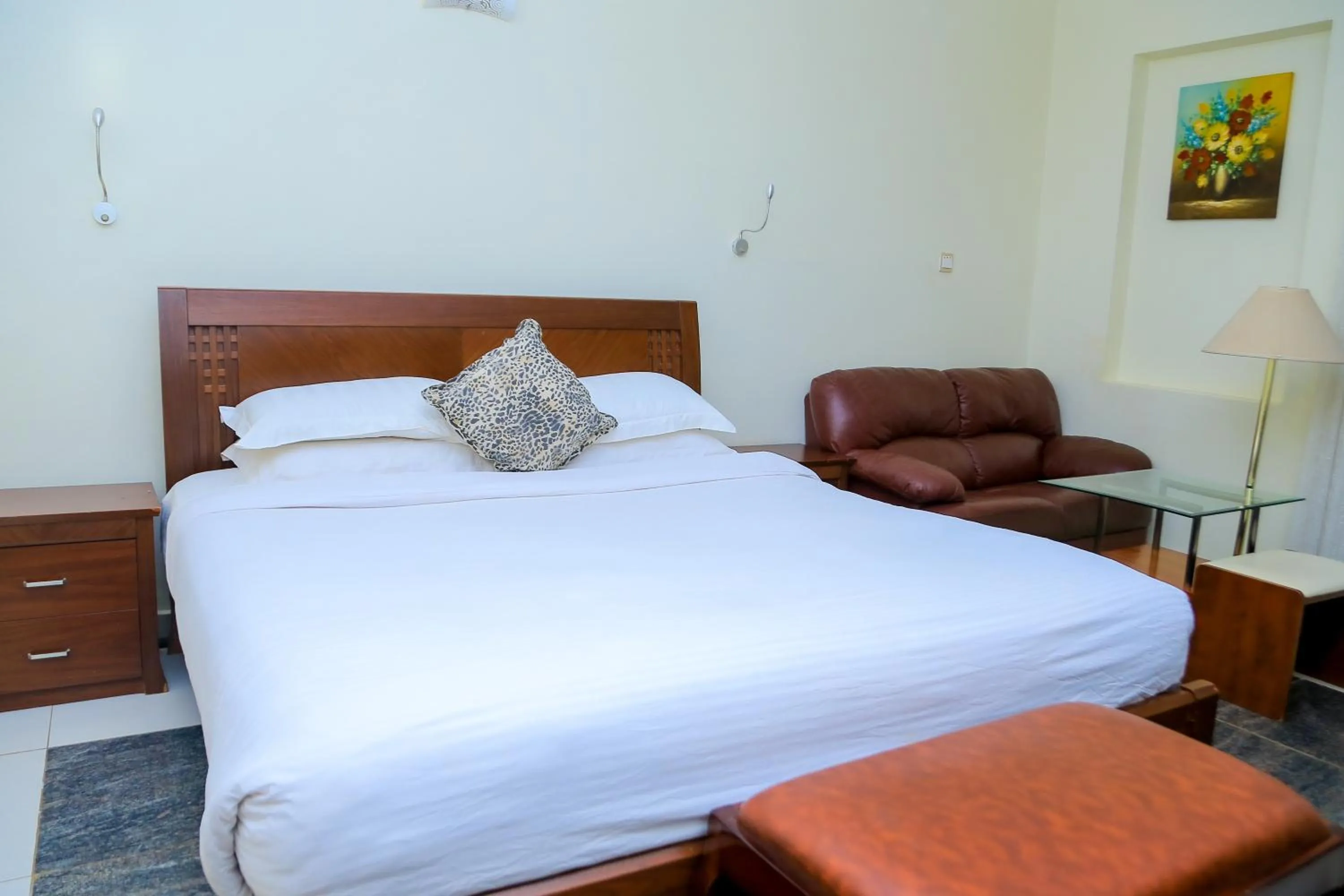 Bed in Shangri-la Hotel Muyenga