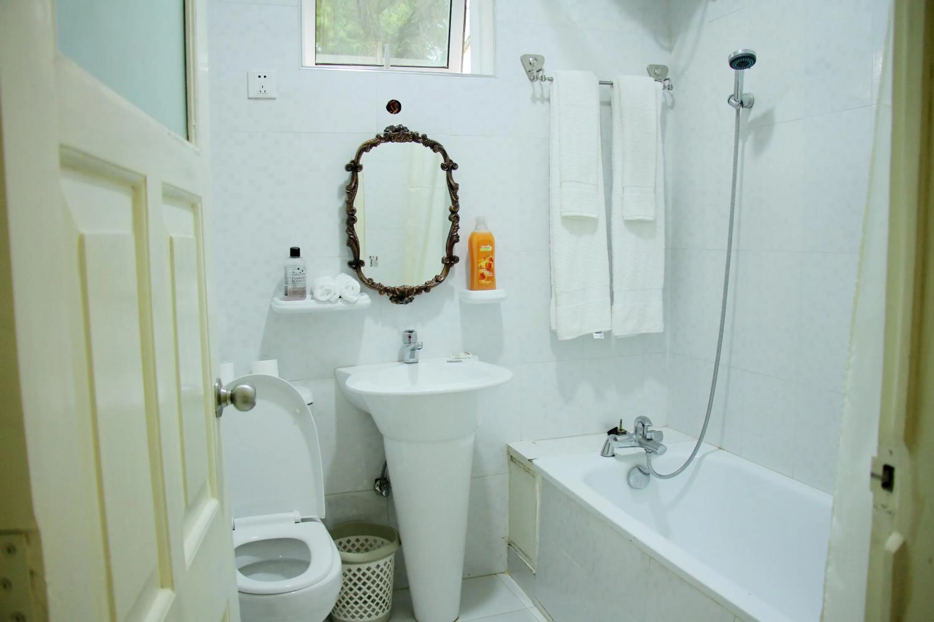 Shower in Shangri-la Hotel Muyenga