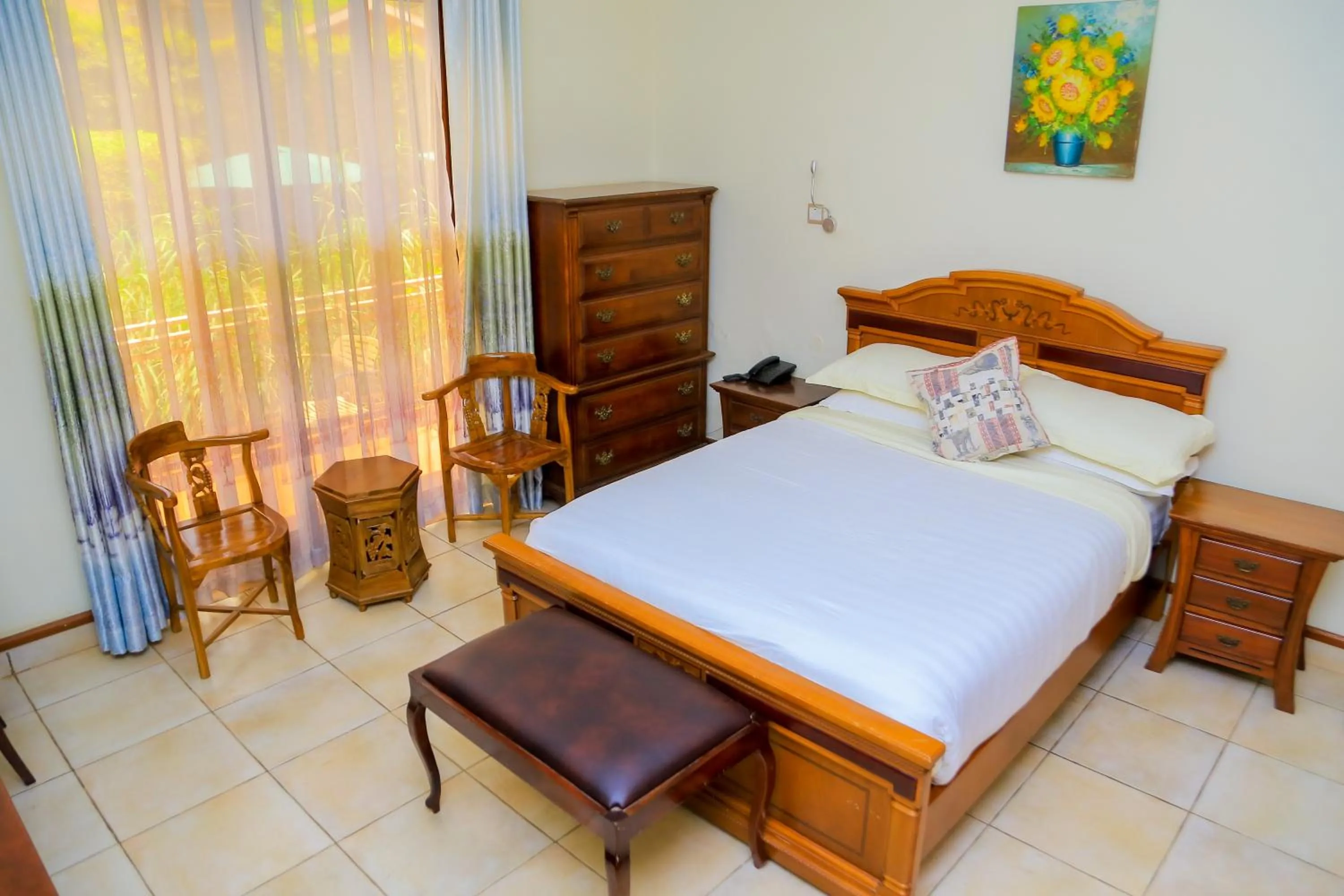 Bed in Shangri-la Hotel Muyenga