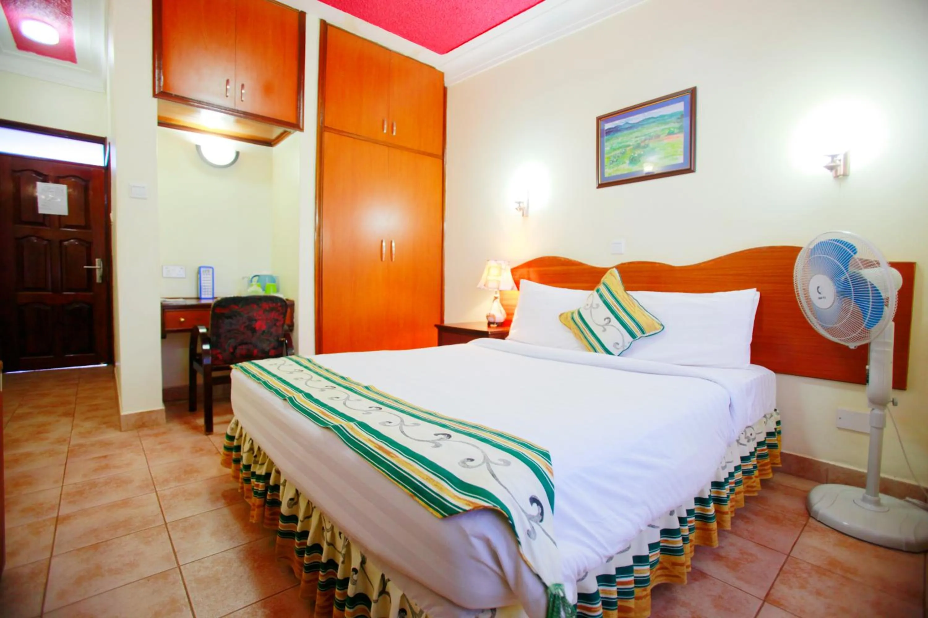 Photo of the whole room, Bed in Shangri-la Hotel Muyenga