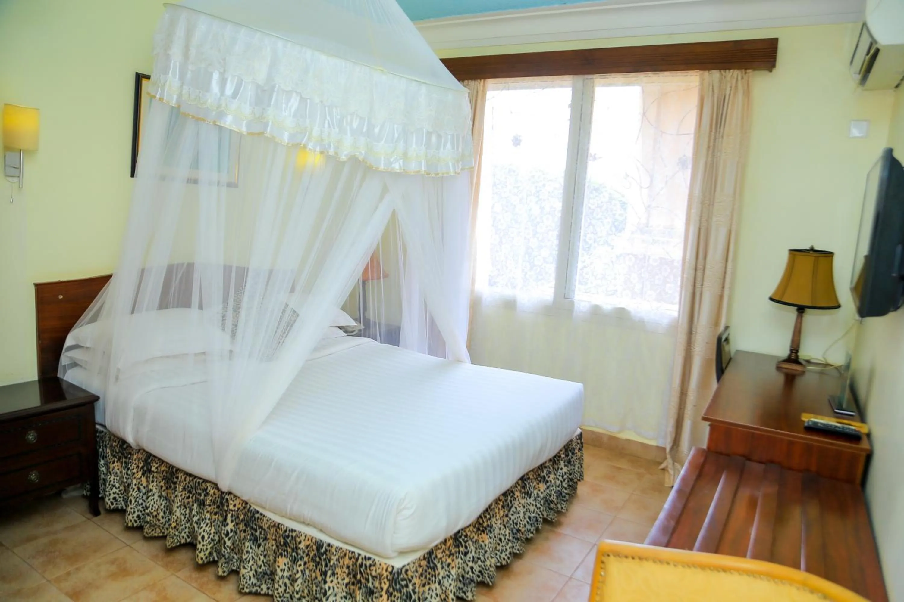 View (from property/room), Bed in Shangri-la Hotel Muyenga