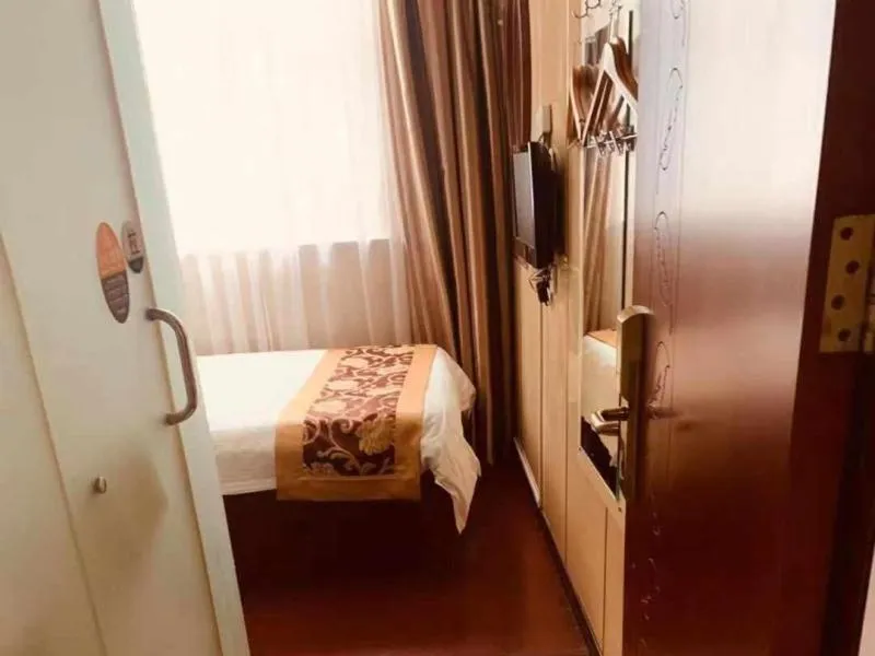 Bed in GreenTree Inn Shanghai Gongfu New Village Subway Station Express Hotel