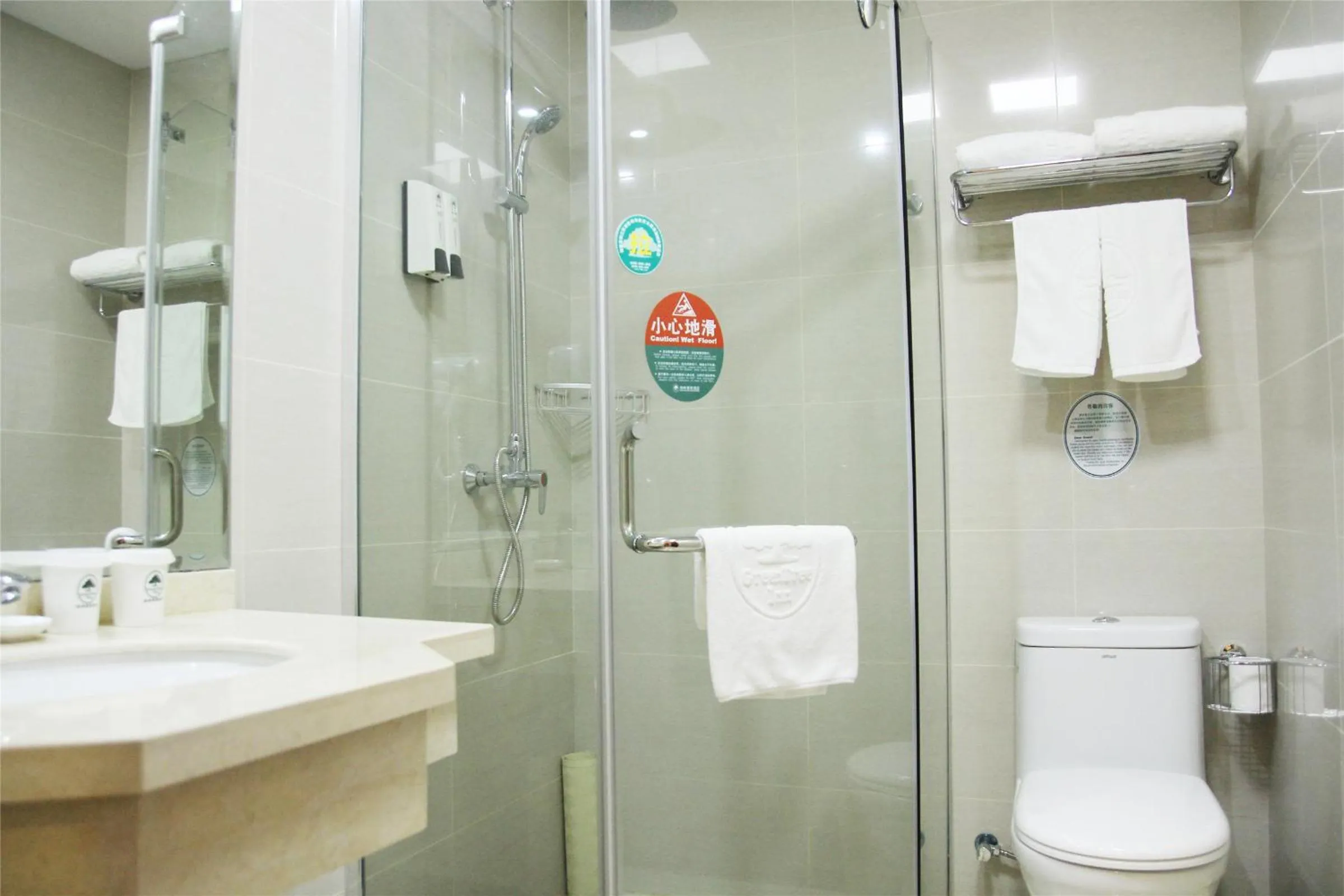 Bathroom in GreenTree Inn Shanghai Gongfu New Village Subway Station Express Hotel