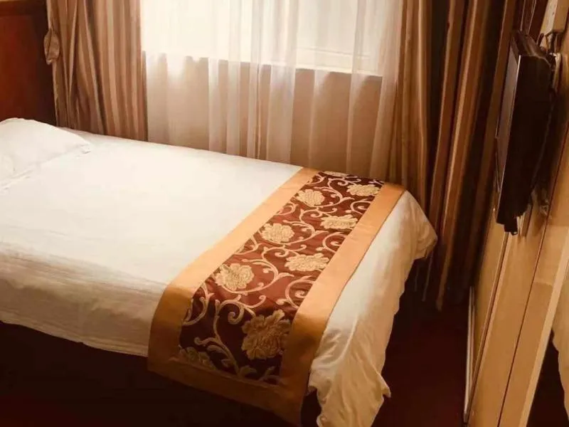 Bed in GreenTree Inn Shanghai Gongfu New Village Subway Station Express Hotel