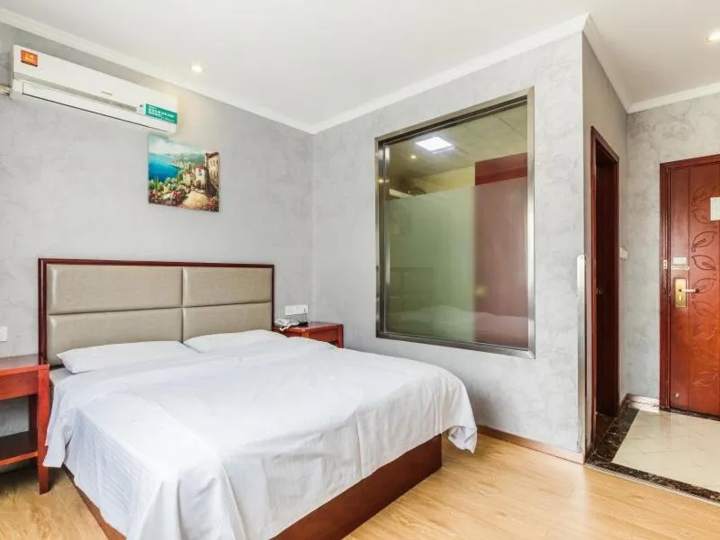 Bed in GreenTree Inn Shanghai Huinan Jinghai Road Express Hotel