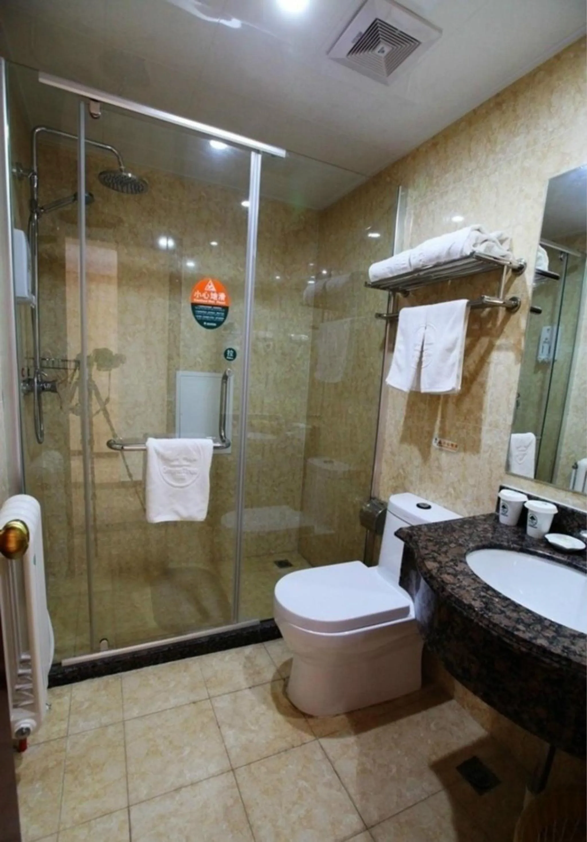 Bathroom in GreenTree Inn Inner Mongolia Chifeng Linxi Ronglin Homeland Express Hotel