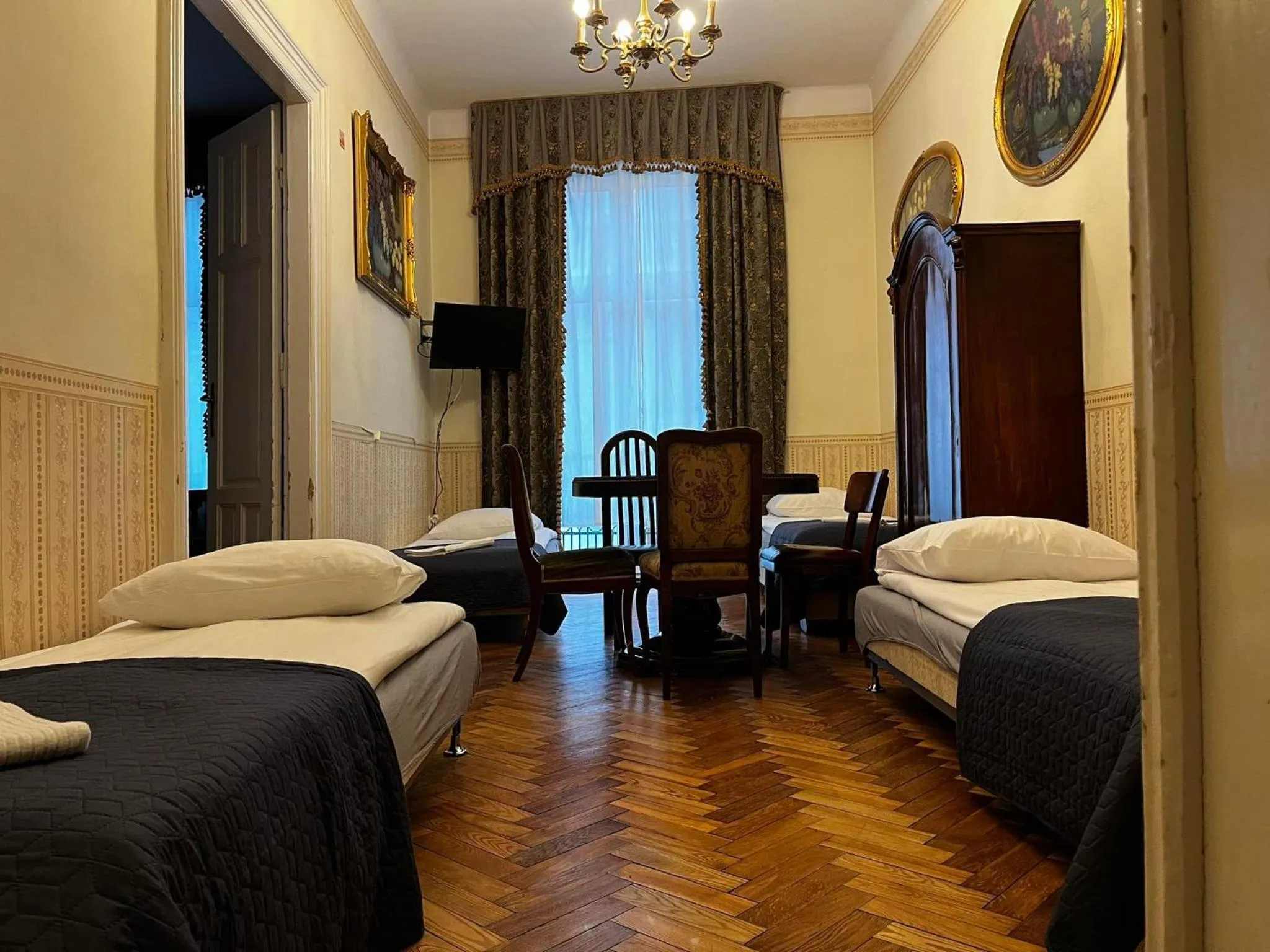 Photo of the whole room in Metropolitan Apartments