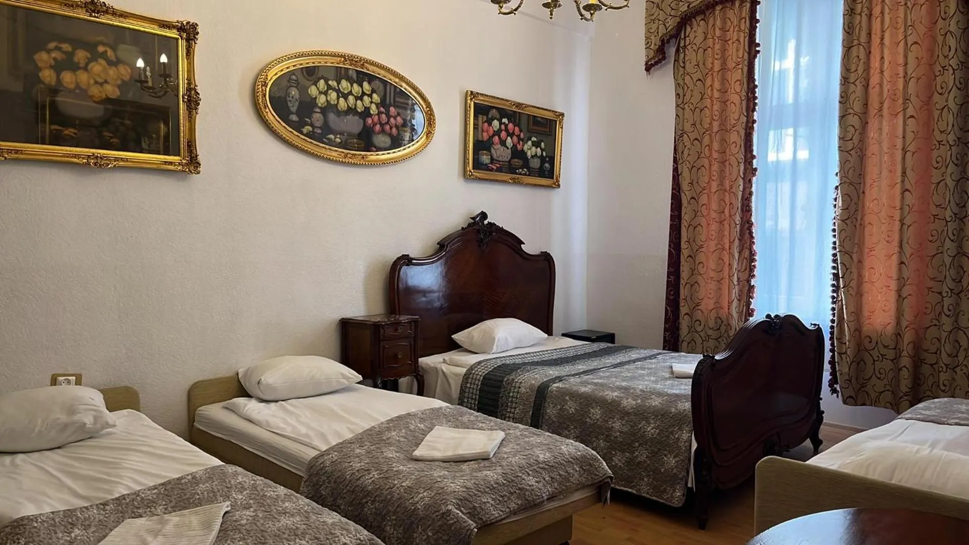 Photo of the whole room in Metropolitan Apartments