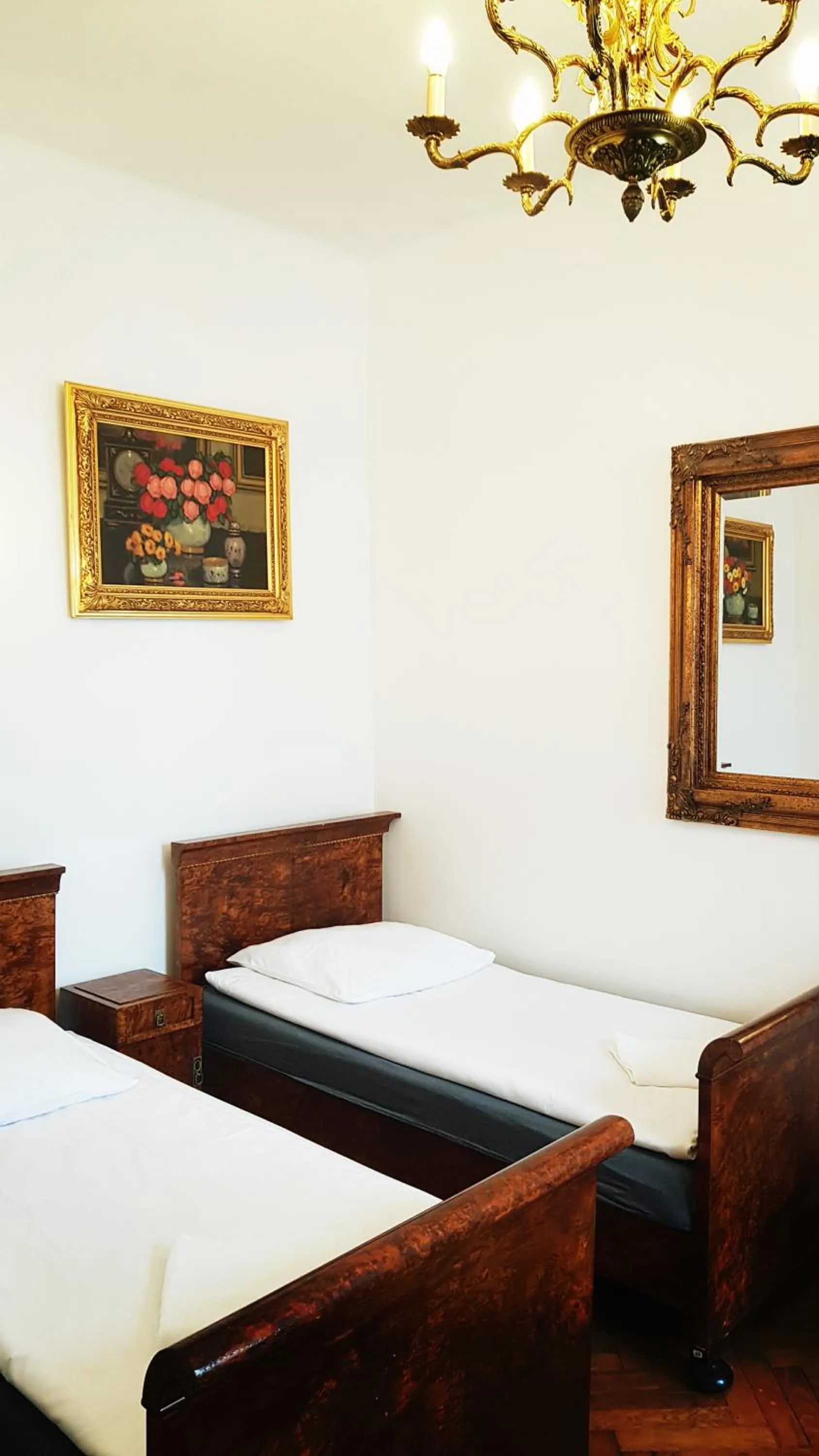 Photo of the whole room in Metropolitan Apartments