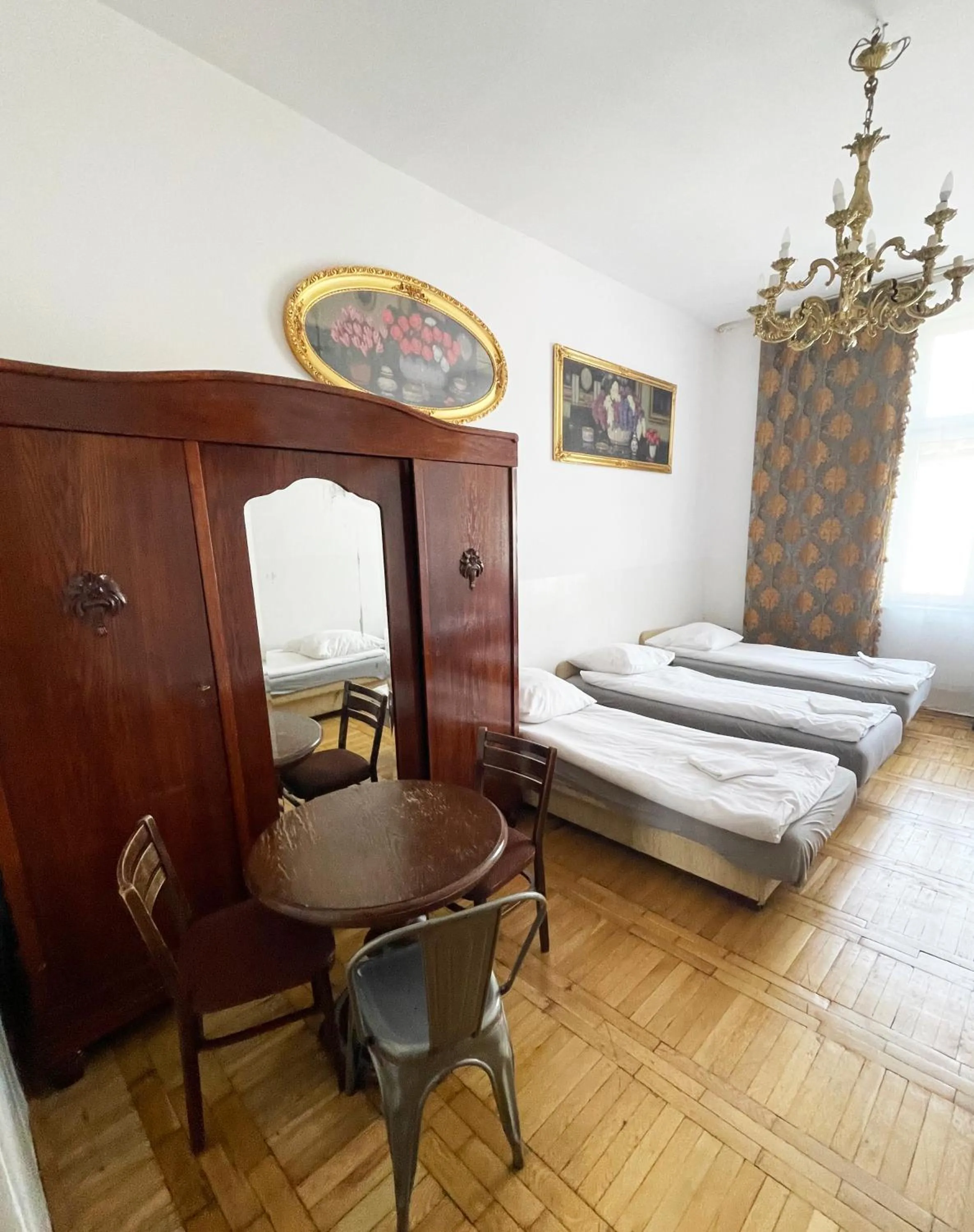 Photo of the whole room in Metropolitan Apartments