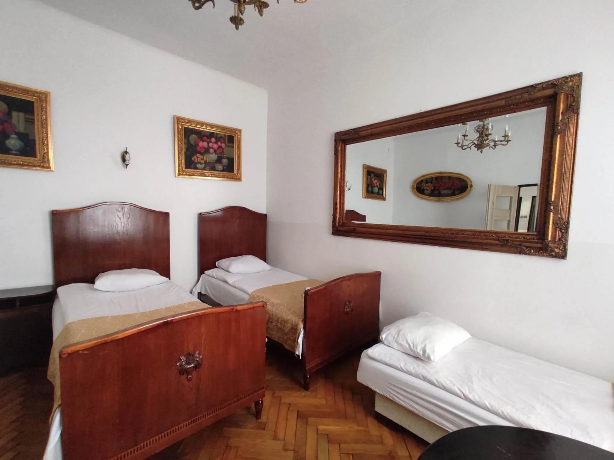 Photo of the whole room in Metropolitan Apartments