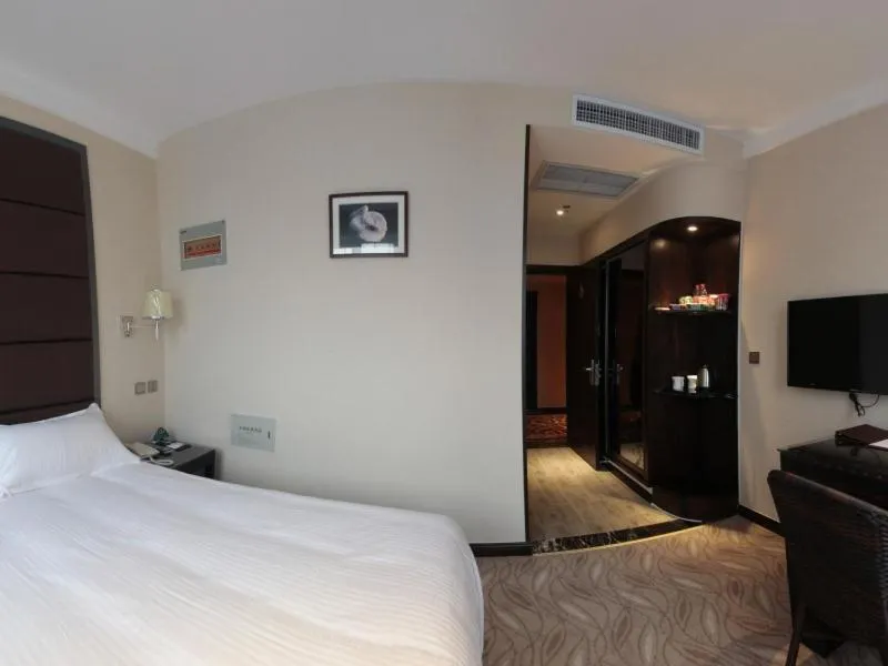 Bed in GreenTree Inn ShanDong North WeiHai StationNorth International Bathing Beach Business Hotel