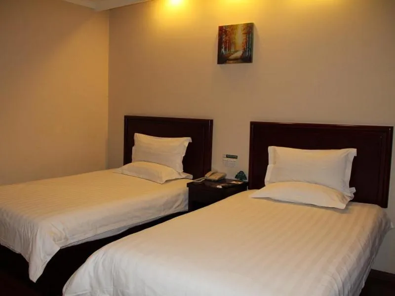 Bed in GreenTree Inn Henan Zhengzhou Shangjie District Xuchang Road Express Hotel