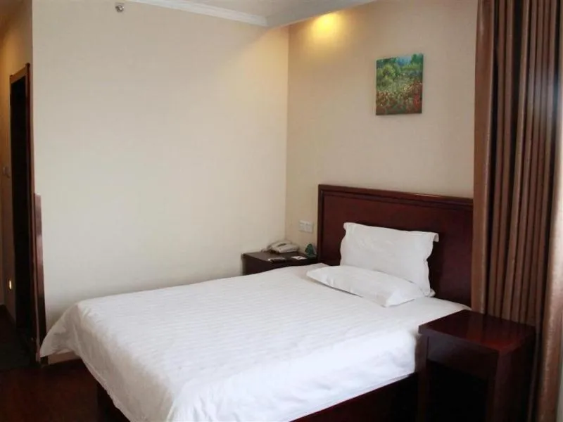 Bed in GreenTree Inn Henan Zhengzhou Shangjie District Xuchang Road Express Hotel