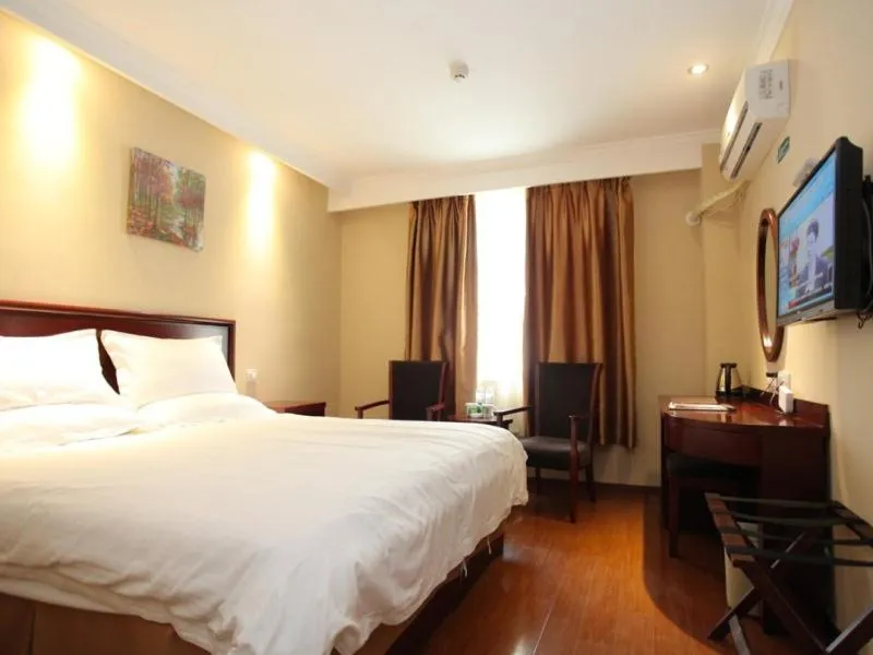 Bed in GreenTree Inn Jiangsu Zhenjiang Gaotie Wanda Square Express Hotel