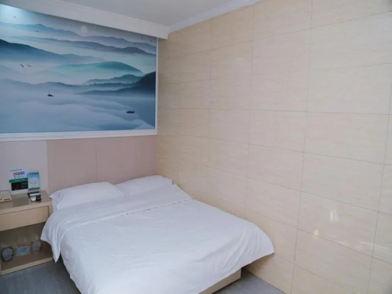 Bed in GreenTree Inn Jiangsu Yangzhou West Passenger Station Baixiang Road Express Hotel