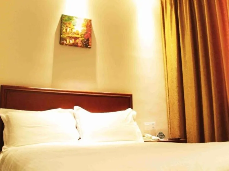 Bed in GreenTree Inn Shandong Qingdao Development District SDUST Express Hotel