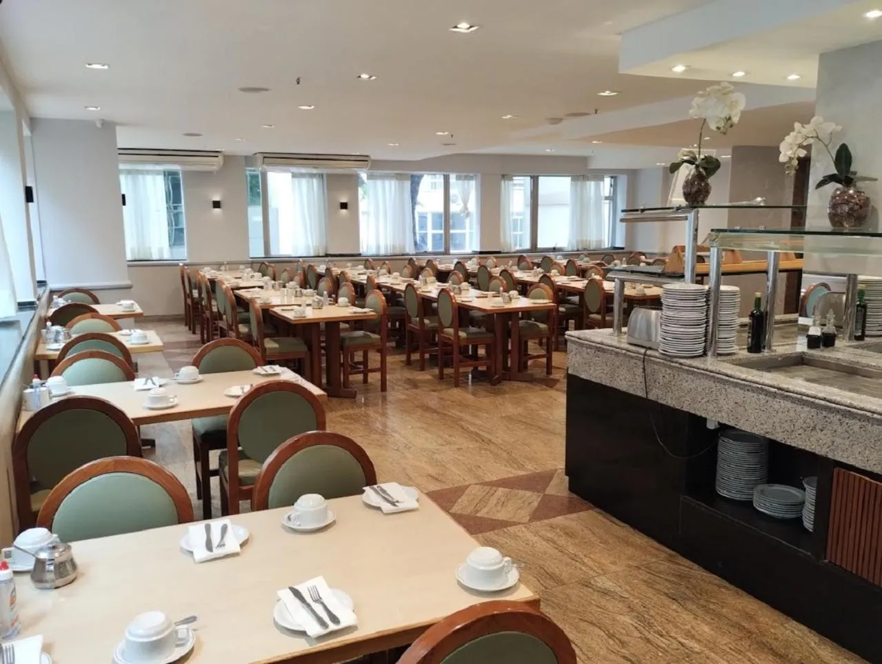 Restaurant/places to eat in Real Palace Hotel