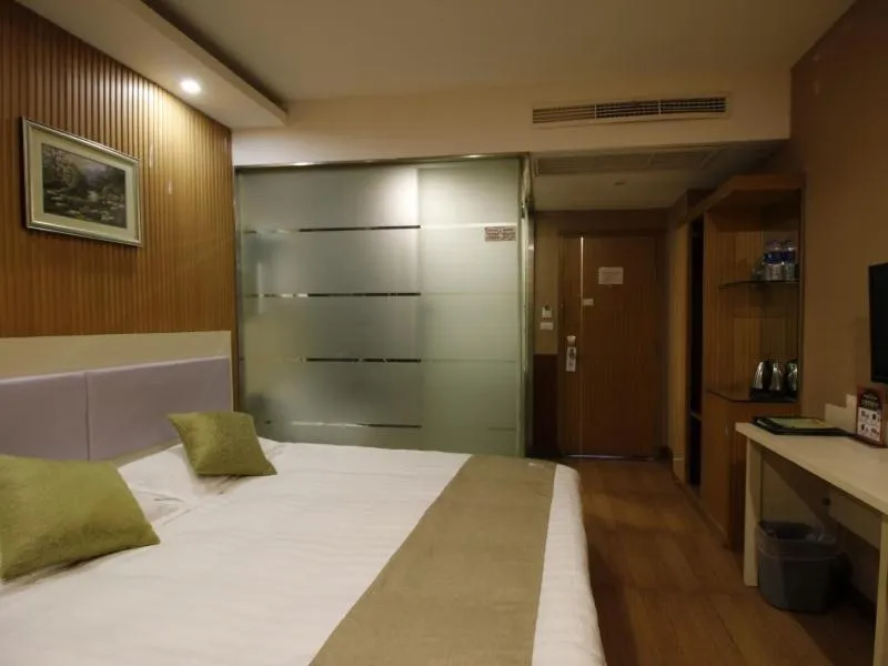 Bed in GreenTree Inn WenZhou LuCheng XiaoNanMen Express Hotel