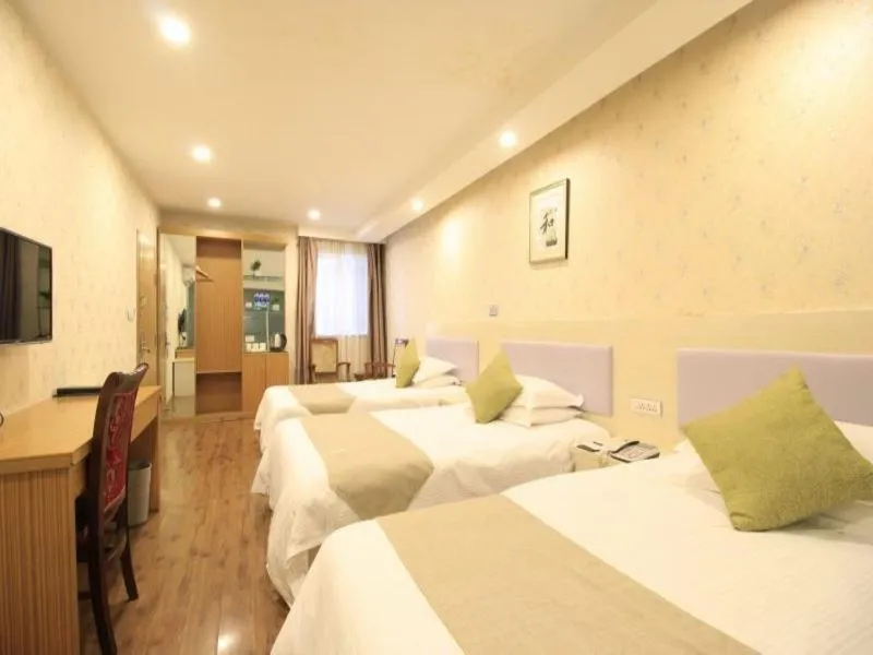 Bed in GreenTree Inn WenZhou LuCheng XiaoNanMen Express Hotel