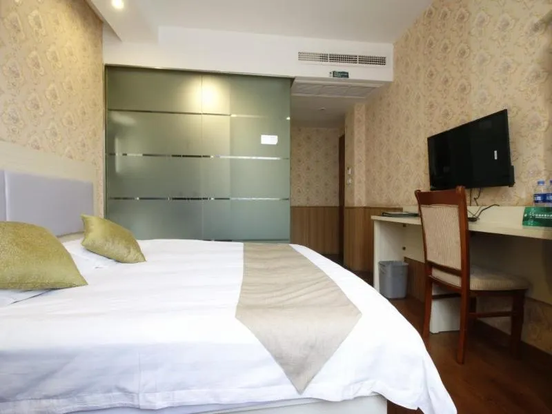 Bed in GreenTree Inn WenZhou LuCheng XiaoNanMen Express Hotel