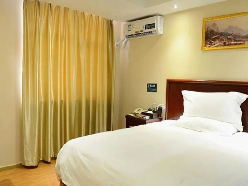 Bed in GreenTree Inn Guangdong Shenzhen Longhua New Area Longguan Rord Tianhong Express Hotel