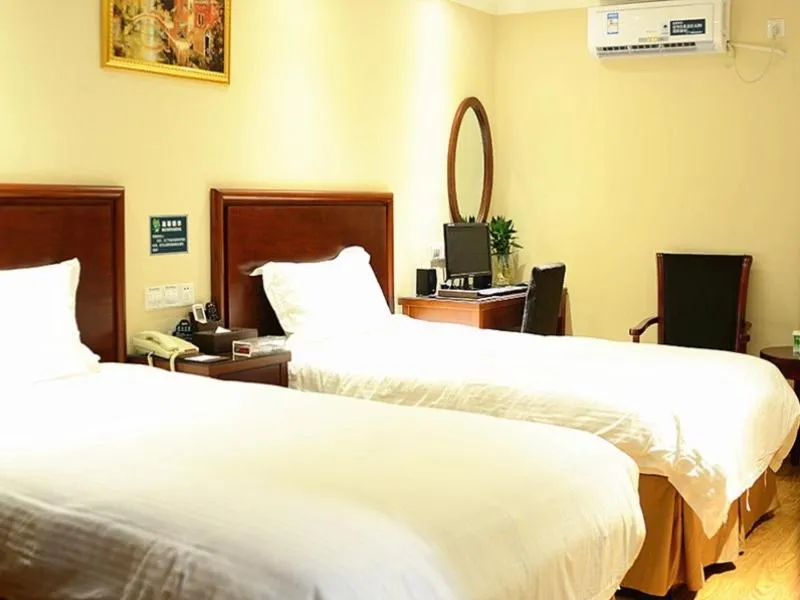 Bed in GreenTree Inn Guangdong Shenzhen Longhua New Area Longguan Rord Tianhong Express Hotel